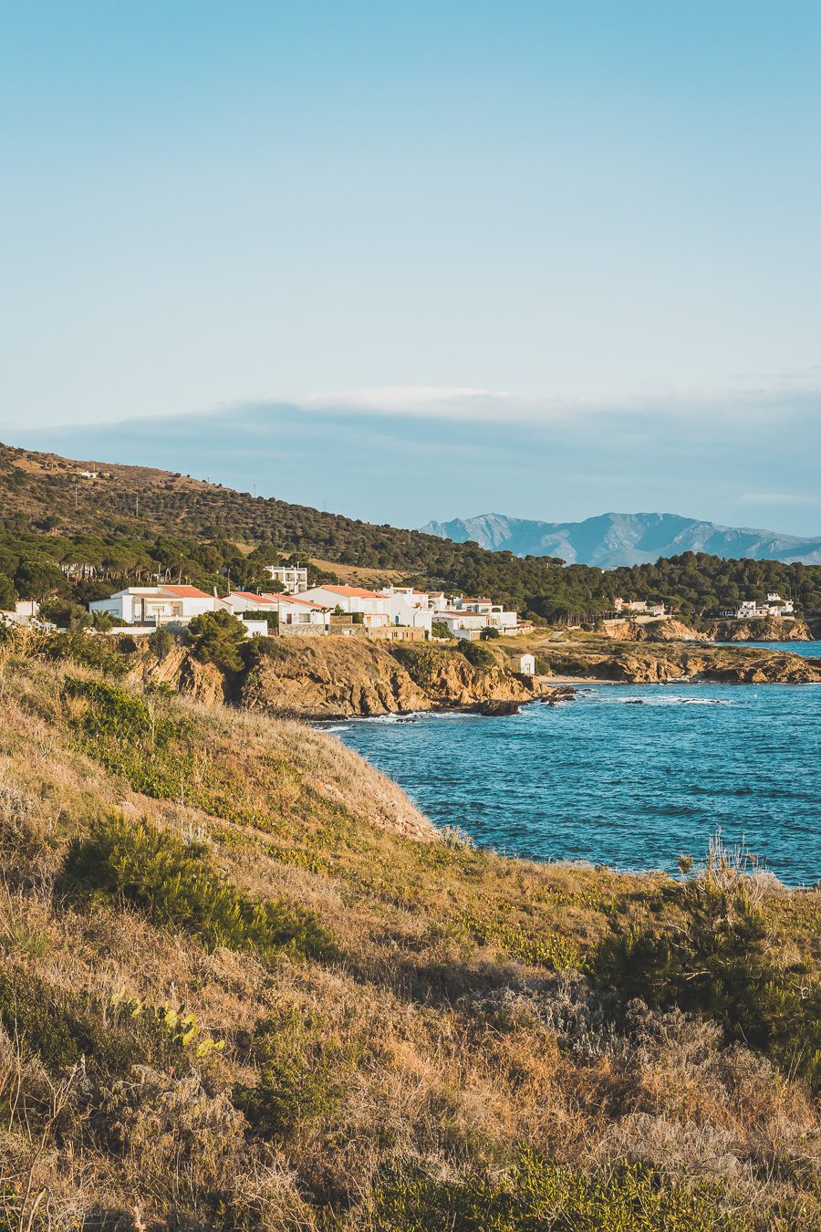 Découvrez Cadaqués, un joyau de la Catalogne en Espagne. Mais alors, que faire à Cadaqués ? Partez en road trip à travers ce paysage enchanteur et laissez-vous séduire par ses plages de rêve. Que vous soyez en couple, en famille ou entre amis, cette destination est parfaite pour des vacances inoubliables. Avec son ambiance bohème et ses maisons blanches, chaque coin de rue vous émerveillera. Ne manquez pas cette opportunité de vivre un road trip à travers la Costa Brava.