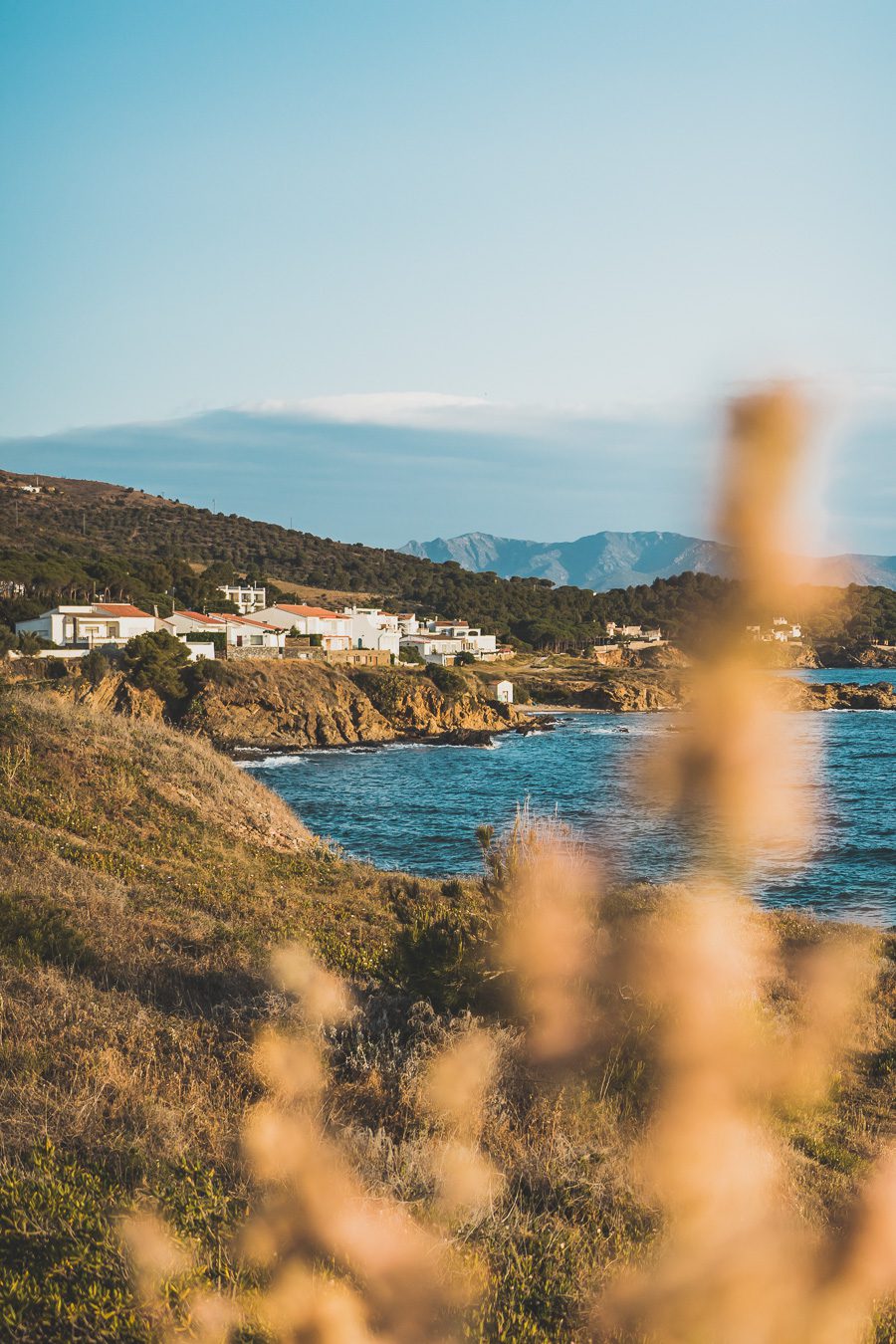 Découvrez Cadaqués, un joyau de la Catalogne en Espagne. Mais alors, que faire à Cadaqués ? Partez en road trip à travers ce paysage enchanteur et laissez-vous séduire par ses plages de rêve. Que vous soyez en couple, en famille ou entre amis, cette destination est parfaite pour des vacances inoubliables. Avec son ambiance bohème et ses maisons blanches, chaque coin de rue vous émerveillera. Ne manquez pas cette opportunité de vivre un road trip à travers la Costa Brava.