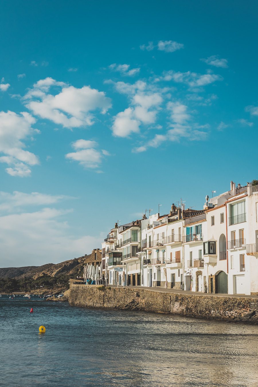 Découvrez Cadaqués, un joyau de la Catalogne en Espagne. Mais alors, que faire à Cadaqués ? Partez en road trip à travers ce paysage enchanteur et laissez-vous séduire par ses plages de rêve. Que vous soyez en couple, en famille ou entre amis, cette destination est parfaite pour des vacances inoubliables. Avec son ambiance bohème et ses maisons blanches, chaque coin de rue vous émerveillera. Ne manquez pas cette opportunité de vivre un road trip à travers la Costa Brava.