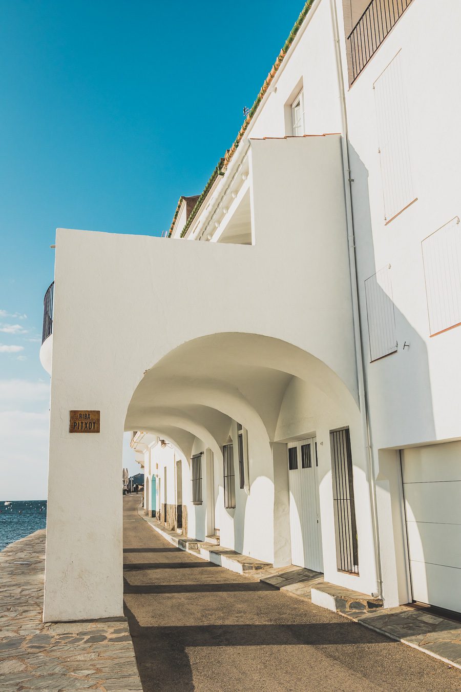 Découvrez Cadaqués, un joyau de la Catalogne en Espagne. Mais alors, que faire à Cadaqués ? Partez en road trip à travers ce paysage enchanteur et laissez-vous séduire par ses plages de rêve. Que vous soyez en couple, en famille ou entre amis, cette destination est parfaite pour des vacances inoubliables. Avec son ambiance bohème et ses maisons blanches, chaque coin de rue vous émerveillera. Ne manquez pas cette opportunité de vivre un road trip à travers la Costa Brava.