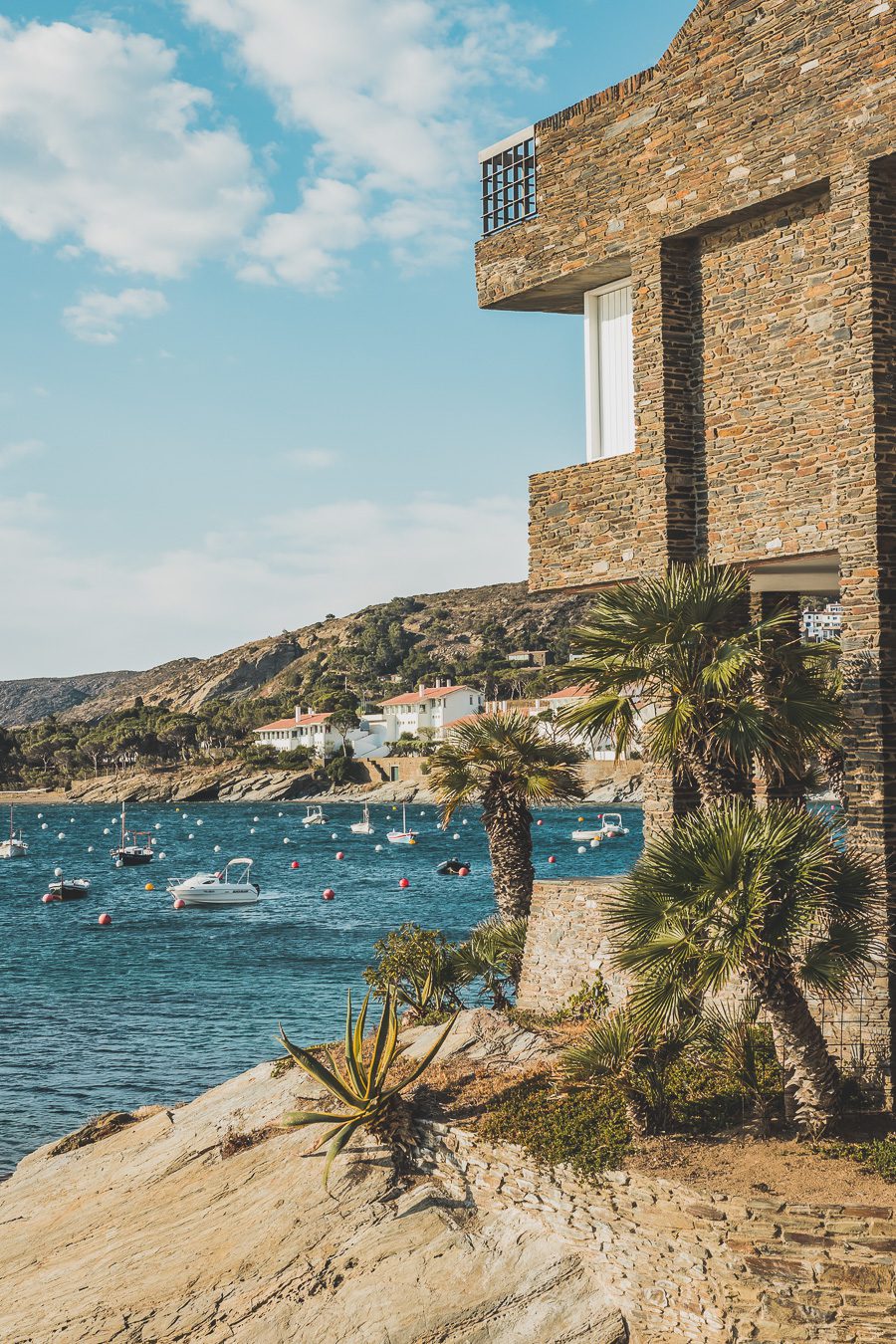 Découvrez Cadaqués, un joyau de la Catalogne en Espagne. Mais alors, que faire à Cadaqués ? Partez en road trip à travers ce paysage enchanteur et laissez-vous séduire par ses plages de rêve. Que vous soyez en couple, en famille ou entre amis, cette destination est parfaite pour des vacances inoubliables. Avec son ambiance bohème et ses maisons blanches, chaque coin de rue vous émerveillera. Ne manquez pas cette opportunité de vivre un road trip à travers la Costa Brava.