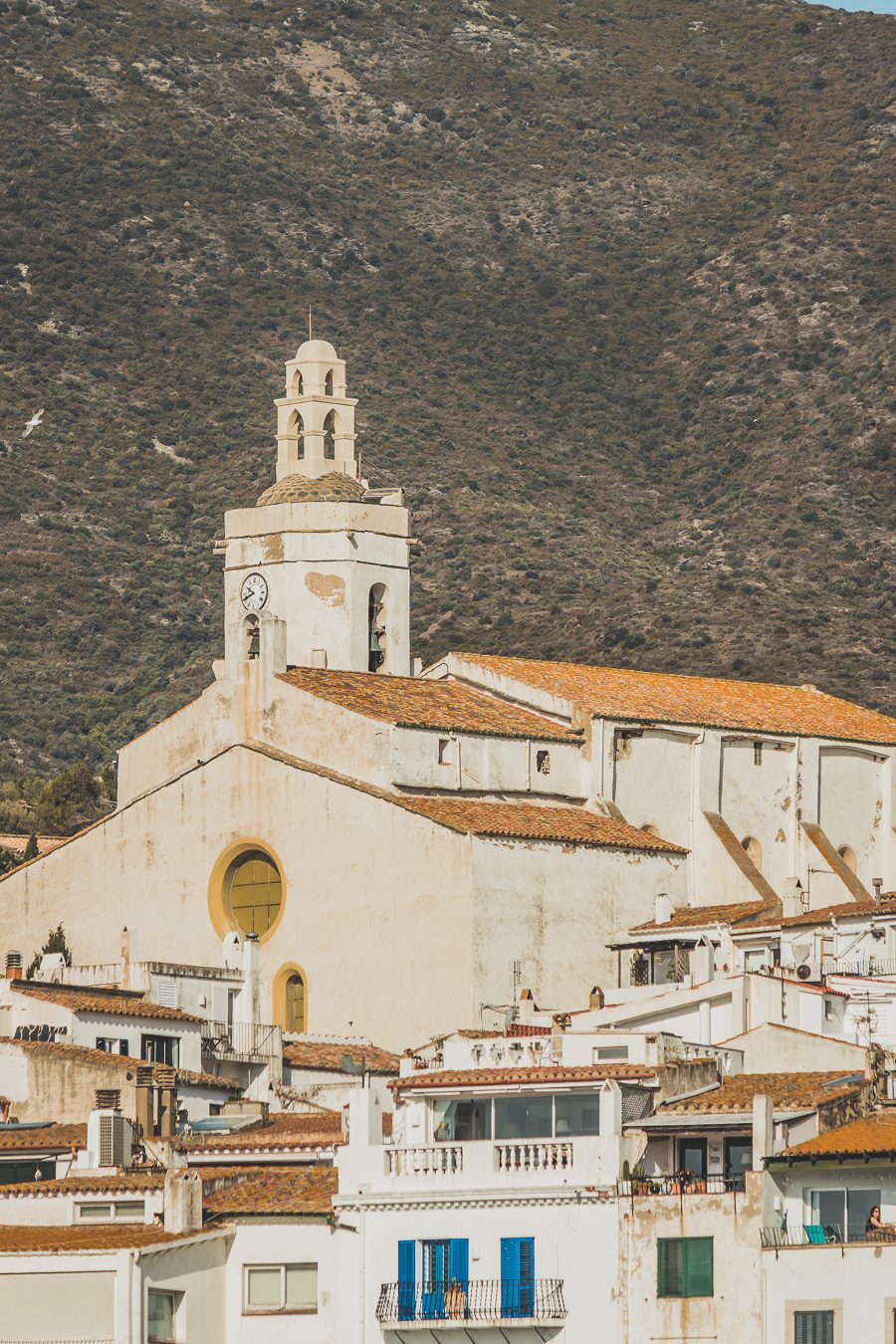 Découvrez Cadaqués, un joyau de la Catalogne en Espagne. Mais alors, que faire à Cadaqués ? Partez en road trip à travers ce paysage enchanteur et laissez-vous séduire par ses plages de rêve. Que vous soyez en couple, en famille ou entre amis, cette destination est parfaite pour des vacances inoubliables. Avec son ambiance bohème et ses maisons blanches, chaque coin de rue vous émerveillera. Ne manquez pas cette opportunité de vivre un road trip à travers la Costa Brava.