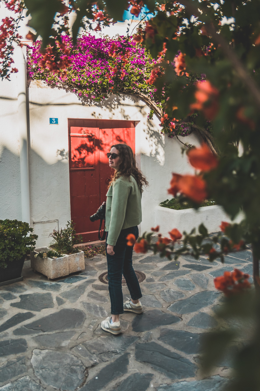 Découvrez Cadaqués, un joyau de la Catalogne en Espagne. Mais alors, que faire à Cadaqués ? Partez en road trip à travers ce paysage enchanteur et laissez-vous séduire par ses plages de rêve. Que vous soyez en couple, en famille ou entre amis, cette destination est parfaite pour des vacances inoubliables. Avec son ambiance bohème et ses maisons blanches, chaque coin de rue vous émerveillera. Ne manquez pas cette opportunité de vivre un road trip à travers la Costa Brava.