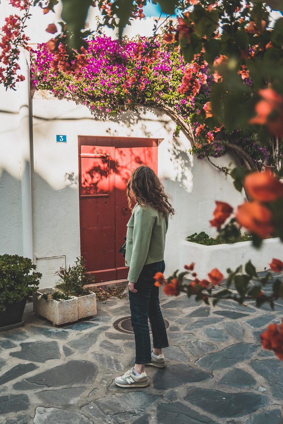 Découvrez Cadaqués, un joyau de la Catalogne en Espagne. Mais alors, que faire à Cadaqués ? Partez en road trip à travers ce paysage enchanteur et laissez-vous séduire par ses plages de rêve. Que vous soyez en couple, en famille ou entre amis, cette destination est parfaite pour des vacances inoubliables. Avec son ambiance bohème et ses maisons blanches, chaque coin de rue vous émerveillera. Ne manquez pas cette opportunité de vivre un road trip à travers la Costa Brava.