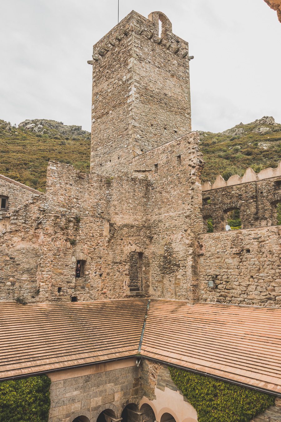 Découvrez Cadaqués, un joyau de la Catalogne en Espagne. Mais alors, que faire à Cadaqués ? Partez en road trip à travers ce paysage enchanteur et laissez-vous séduire par ses plages de rêve. Que vous soyez en couple, en famille ou entre amis, cette destination est parfaite pour des vacances inoubliables. Avec son ambiance bohème et ses maisons blanches, chaque coin de rue vous émerveillera. Ne manquez pas cette opportunité de vivre un road trip à travers la Costa Brava.