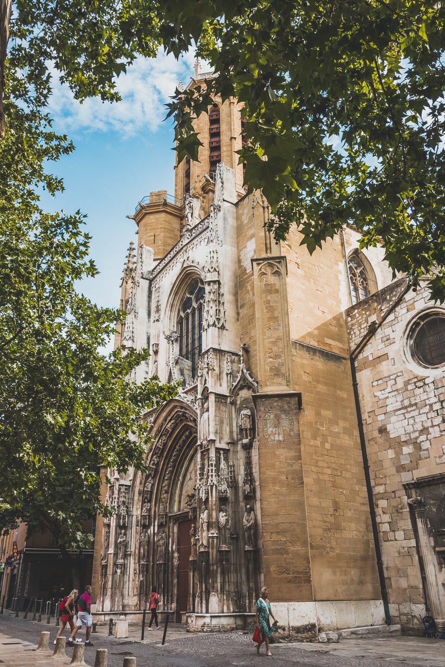 Découvrez Aix-en-Provence à pied! Flânez dans l'élégance provençale, où chaque rue respire l'histoire et l'art de vivre. 🌿✨ Couples, familles: laissez-vous captiver par le charme d'Aix, ville d'eau, ville d'art. En solo ou accompagné, déambulez entre fontaines et marchés colorés. Avec ces vacances en France, savourez l'essence même de la Provence. Prêt pour une escapade inoubliable? Cliquez ici pour les secrets d'Aix-en-Provence et créez votre itinéraire parfait pour un voyage en France !