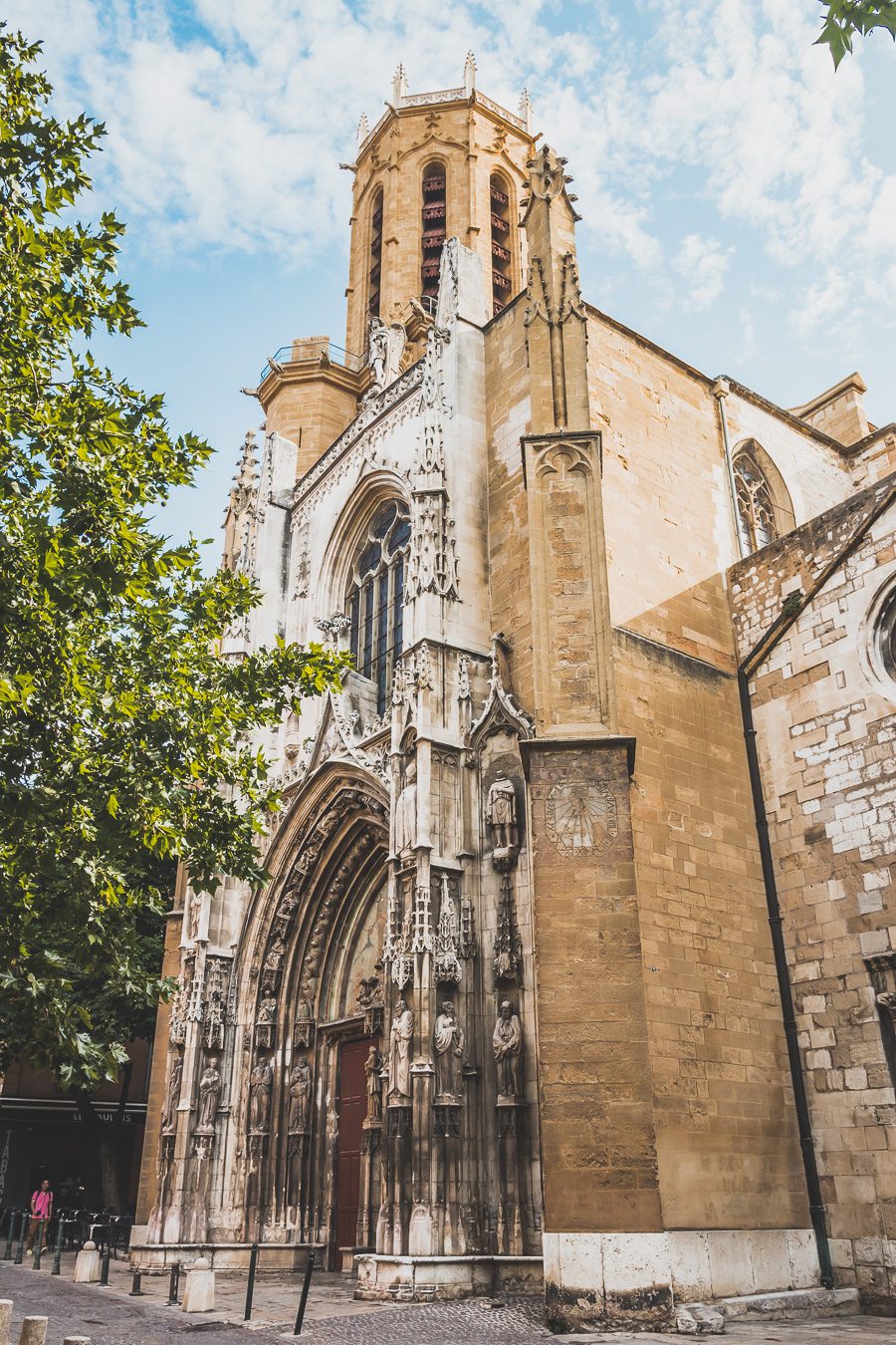 Découvrez Aix-en-Provence à pied! Flânez dans l'élégance provençale, où chaque rue respire l'histoire et l'art de vivre. 🌿✨ Couples, familles: laissez-vous captiver par le charme d'Aix, ville d'eau, ville d'art. En solo ou accompagné, déambulez entre fontaines et marchés colorés. Avec ces vacances en France, savourez l'essence même de la Provence. Prêt pour une escapade inoubliable? Cliquez ici pour les secrets d'Aix-en-Provence et créez votre itinéraire parfait pour un voyage en France !