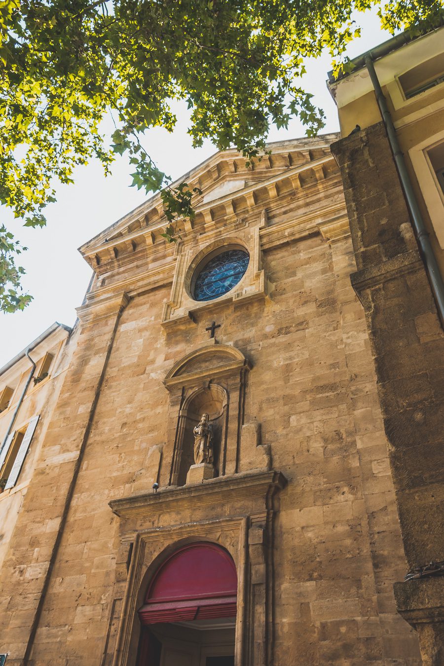 Découvrez Aix-en-Provence à pied! Flânez dans l'élégance provençale, où chaque rue respire l'histoire et l'art de vivre. 🌿✨ Couples, familles: laissez-vous captiver par le charme d'Aix, ville d'eau, ville d'art. En solo ou accompagné, déambulez entre fontaines et marchés colorés. Avec ces vacances en France, savourez l'essence même de la Provence. Prêt pour une escapade inoubliable? Cliquez ici pour les secrets d'Aix-en-Provence et créez votre itinéraire parfait pour un voyage en France !