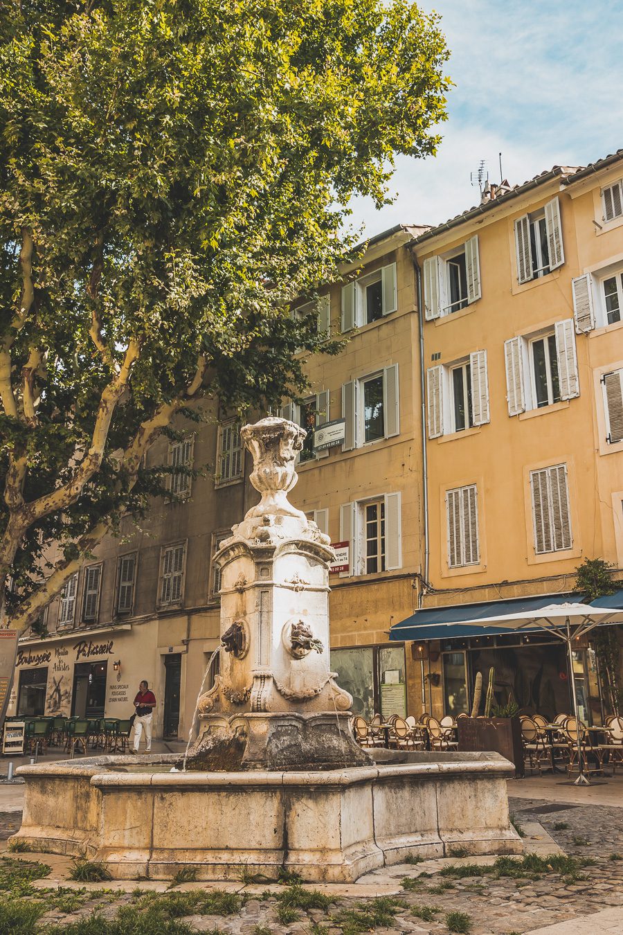 Découvrez Aix-en-Provence à pied! Flânez dans l'élégance provençale, où chaque rue respire l'histoire et l'art de vivre. 🌿✨ Couples, familles: laissez-vous captiver par le charme d'Aix, ville d'eau, ville d'art. En solo ou accompagné, déambulez entre fontaines et marchés colorés. Avec ces vacances en France, savourez l'essence même de la Provence. Prêt pour une escapade inoubliable? Cliquez ici pour les secrets d'Aix-en-Provence et créez votre itinéraire parfait pour un voyage en France !