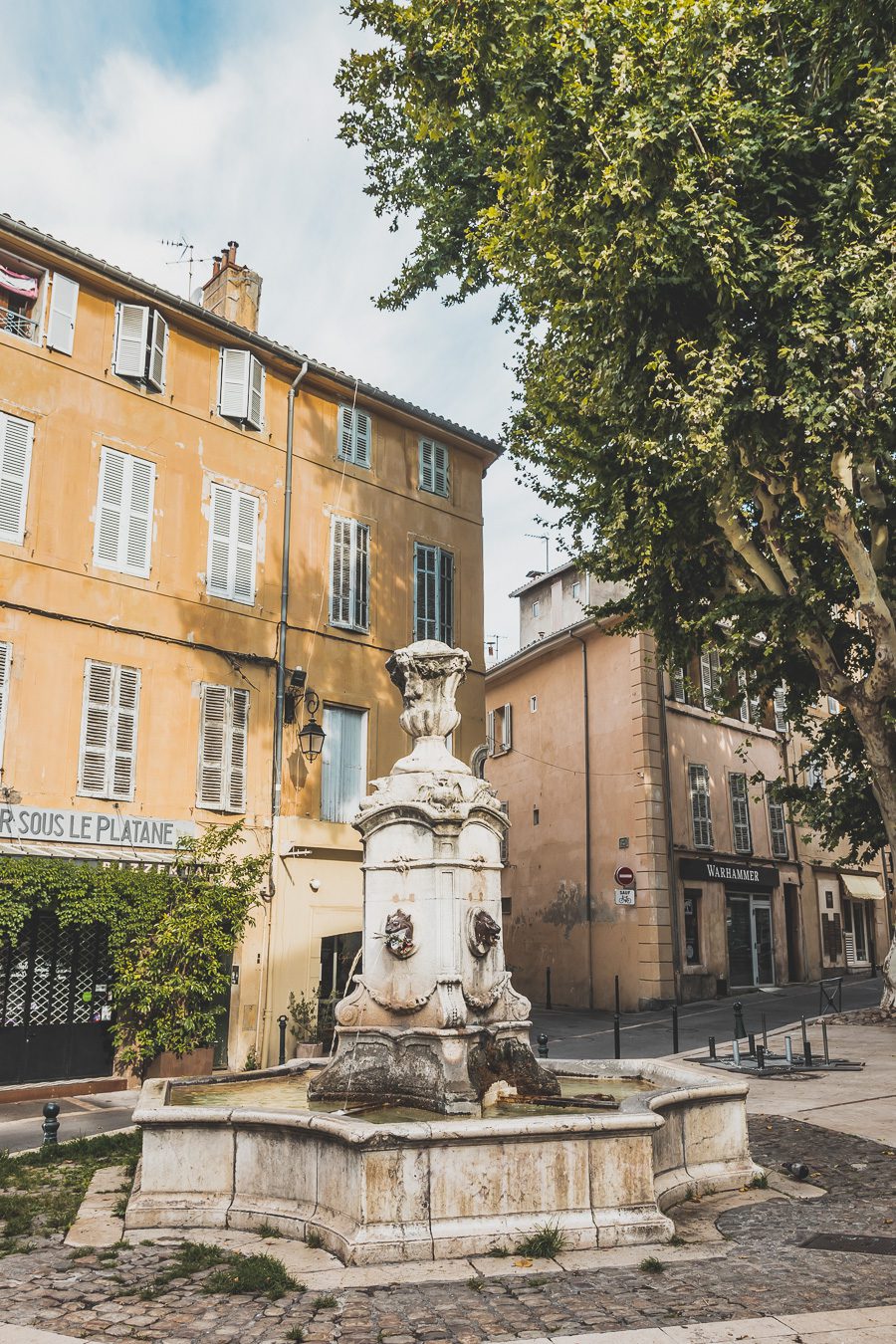 Découvrez Aix-en-Provence à pied! Flânez dans l'élégance provençale, où chaque rue respire l'histoire et l'art de vivre. 🌿✨ Couples, familles: laissez-vous captiver par le charme d'Aix, ville d'eau, ville d'art. En solo ou accompagné, déambulez entre fontaines et marchés colorés. Avec ces vacances en France, savourez l'essence même de la Provence. Prêt pour une escapade inoubliable? Cliquez ici pour les secrets d'Aix-en-Provence et créez votre itinéraire parfait pour un voyage en France !