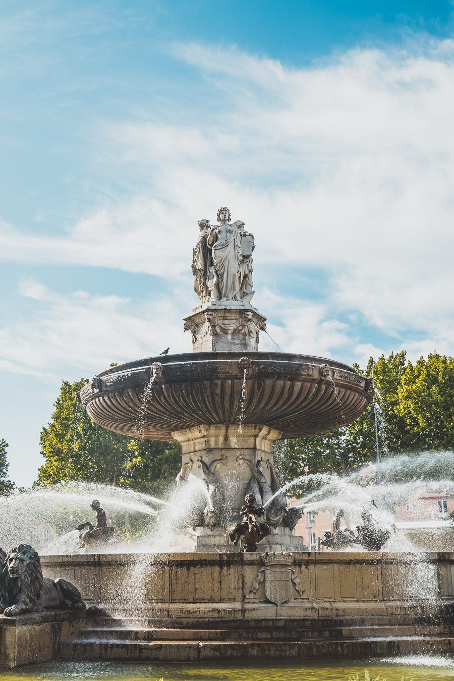 Découvrez Aix-en-Provence à pied! Flânez dans l'élégance provençale, où chaque rue respire l'histoire et l'art de vivre. 🌿✨ Couples, familles: laissez-vous captiver par le charme d'Aix, ville d'eau, ville d'art. En solo ou accompagné, déambulez entre fontaines et marchés colorés. Avec ces vacances en France, savourez l'essence même de la Provence. Prêt pour une escapade inoubliable? Cliquez ici pour les secrets d'Aix-en-Provence et créez votre itinéraire parfait pour un voyage en France !