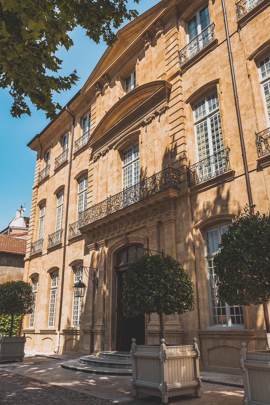 Découvrez Aix-en-Provence à pied! Flânez dans l'élégance provençale, où chaque rue respire l'histoire et l'art de vivre. 🌿✨ Couples, familles: laissez-vous captiver par le charme d'Aix, ville d'eau, ville d'art. En solo ou accompagné, déambulez entre fontaines et marchés colorés. Avec ces vacances en France, savourez l'essence même de la Provence. Prêt pour une escapade inoubliable? Cliquez ici pour les secrets d'Aix-en-Provence et créez votre itinéraire parfait pour un voyage en France !