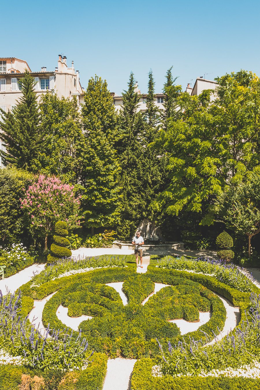 Découvrez Aix-en-Provence à pied! Flânez dans l'élégance provençale, où chaque rue respire l'histoire et l'art de vivre. 🌿✨ Couples, familles: laissez-vous captiver par le charme d'Aix, ville d'eau, ville d'art. En solo ou accompagné, déambulez entre fontaines et marchés colorés. Avec ces vacances en France, savourez l'essence même de la Provence. Prêt pour une escapade inoubliable? Cliquez ici pour les secrets d'Aix-en-Provence et créez votre itinéraire parfait pour un voyage en France !