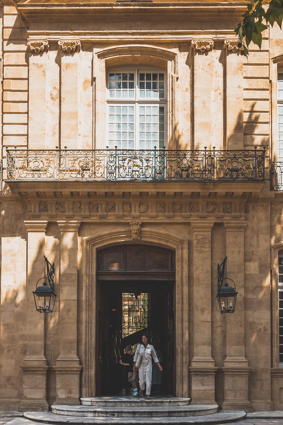 Découvrez Aix-en-Provence à pied! Flânez dans l'élégance provençale, où chaque rue respire l'histoire et l'art de vivre. 🌿✨ Couples, familles: laissez-vous captiver par le charme d'Aix, ville d'eau, ville d'art. En solo ou accompagné, déambulez entre fontaines et marchés colorés. Avec ces vacances en France, savourez l'essence même de la Provence. Prêt pour une escapade inoubliable? Cliquez ici pour les secrets d'Aix-en-Provence et créez votre itinéraire parfait pour un voyage en France !