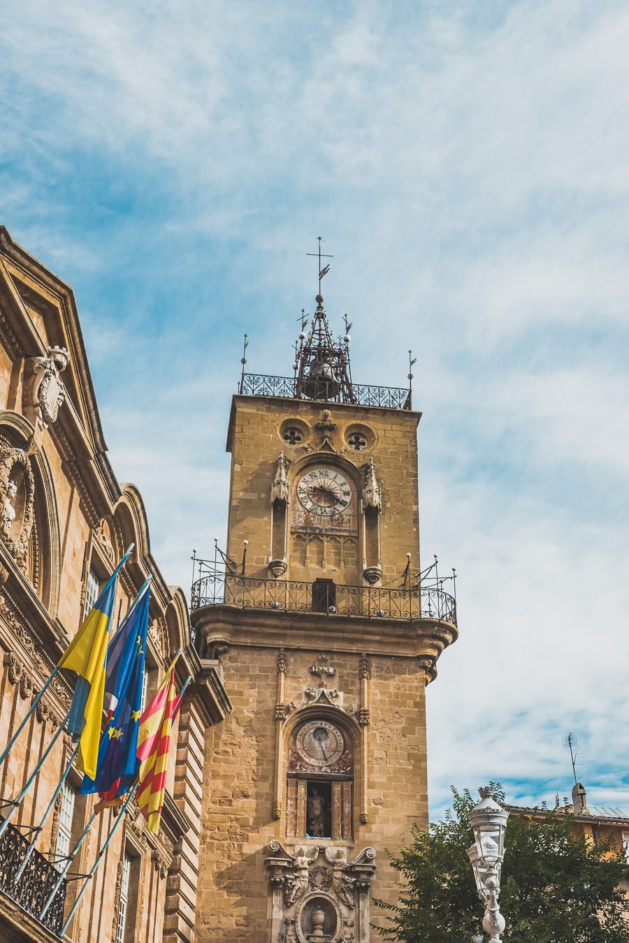 Découvrez Aix-en-Provence à pied! Flânez dans l'élégance provençale, où chaque rue respire l'histoire et l'art de vivre. 🌿✨ Couples, familles: laissez-vous captiver par le charme d'Aix, ville d'eau, ville d'art. En solo ou accompagné, déambulez entre fontaines et marchés colorés. Avec ces vacances en France, savourez l'essence même de la Provence. Prêt pour une escapade inoubliable? Cliquez ici pour les secrets d'Aix-en-Provence et créez votre itinéraire parfait pour un voyage en France !