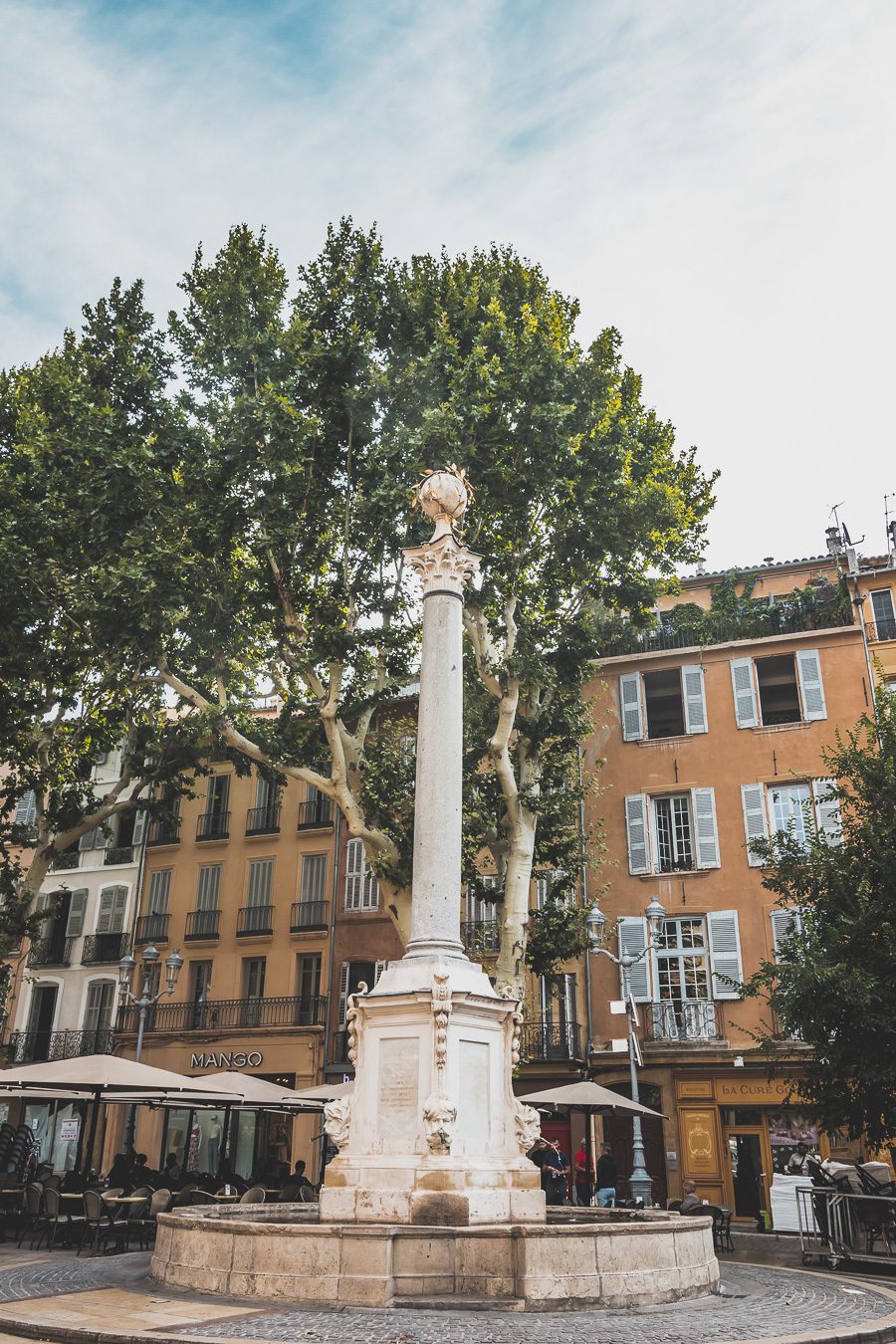 Découvrez Aix-en-Provence à pied! Flânez dans l'élégance provençale, où chaque rue respire l'histoire et l'art de vivre. 🌿✨ Couples, familles: laissez-vous captiver par le charme d'Aix, ville d'eau, ville d'art. En solo ou accompagné, déambulez entre fontaines et marchés colorés. Avec ces vacances en France, savourez l'essence même de la Provence. Prêt pour une escapade inoubliable? Cliquez ici pour les secrets d'Aix-en-Provence et créez votre itinéraire parfait pour un voyage en France !