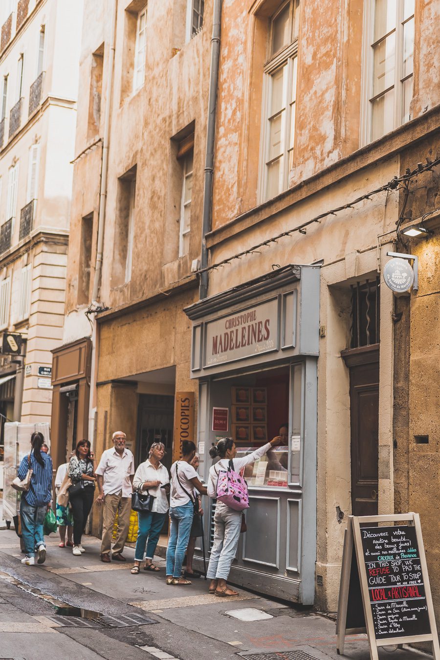 Découvrez Aix-en-Provence à pied! Flânez dans l'élégance provençale, où chaque rue respire l'histoire et l'art de vivre. 🌿✨ Couples, familles: laissez-vous captiver par le charme d'Aix, ville d'eau, ville d'art. En solo ou accompagné, déambulez entre fontaines et marchés colorés. Avec ces vacances en France, savourez l'essence même de la Provence. Prêt pour une escapade inoubliable? Cliquez ici pour les secrets d'Aix-en-Provence et créez votre itinéraire parfait pour un voyage en France !