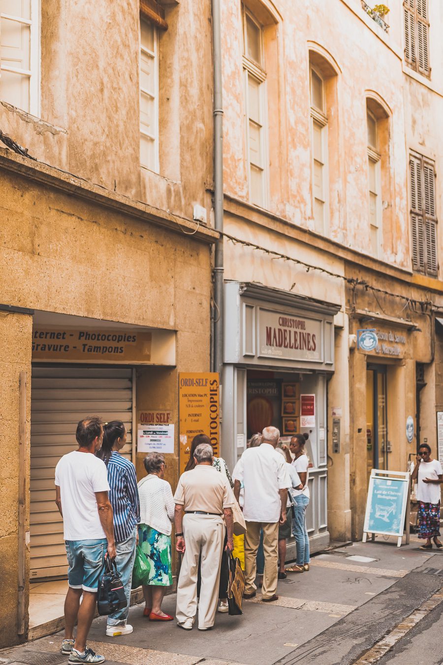 Découvrez Aix-en-Provence à pied! Flânez dans l'élégance provençale, où chaque rue respire l'histoire et l'art de vivre. 🌿✨ Couples, familles: laissez-vous captiver par le charme d'Aix, ville d'eau, ville d'art. En solo ou accompagné, déambulez entre fontaines et marchés colorés. Avec ces vacances en France, savourez l'essence même de la Provence. Prêt pour une escapade inoubliable? Cliquez ici pour les secrets d'Aix-en-Provence et créez votre itinéraire parfait pour un voyage en France !