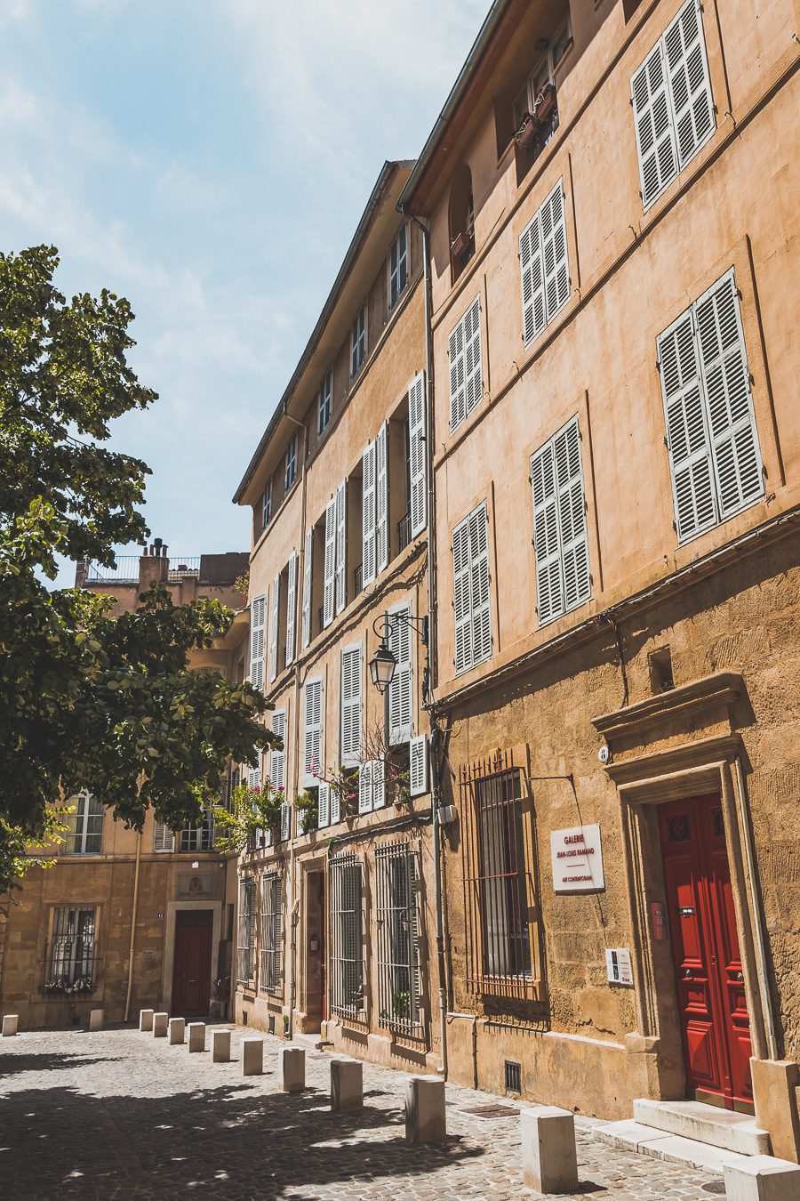 Découvrez Aix-en-Provence à pied! Flânez dans l'élégance provençale, où chaque rue respire l'histoire et l'art de vivre. 🌿✨ Couples, familles: laissez-vous captiver par le charme d'Aix, ville d'eau, ville d'art. En solo ou accompagné, déambulez entre fontaines et marchés colorés. Avec ces vacances en France, savourez l'essence même de la Provence. Prêt pour une escapade inoubliable? Cliquez ici pour les secrets d'Aix-en-Provence et créez votre itinéraire parfait pour un voyage en France !