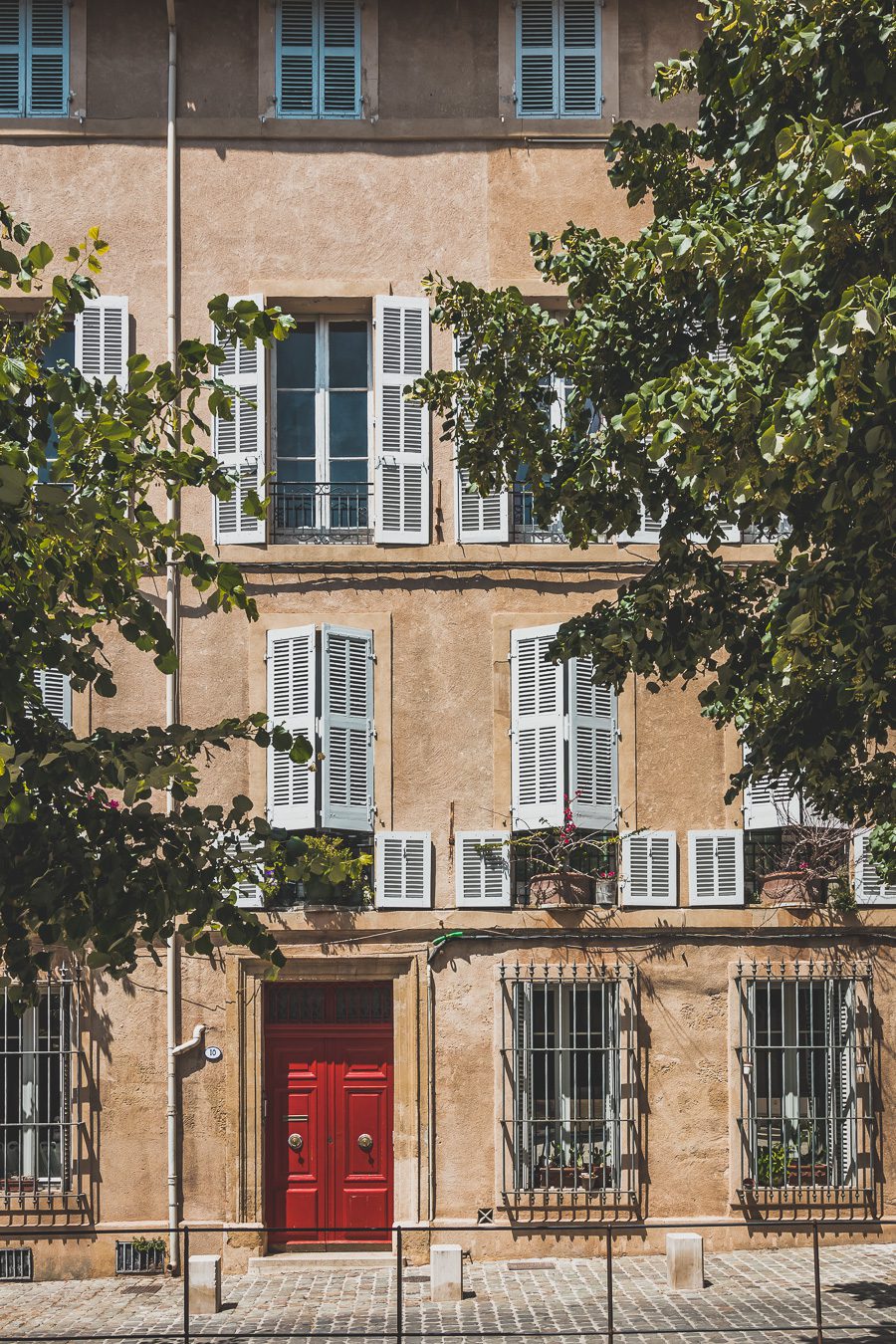 Découvrez Aix-en-Provence à pied! Flânez dans l'élégance provençale, où chaque rue respire l'histoire et l'art de vivre. 🌿✨ Couples, familles: laissez-vous captiver par le charme d'Aix, ville d'eau, ville d'art. En solo ou accompagné, déambulez entre fontaines et marchés colorés. Avec ces vacances en France, savourez l'essence même de la Provence. Prêt pour une escapade inoubliable? Cliquez ici pour les secrets d'Aix-en-Provence et créez votre itinéraire parfait pour un voyage en France !