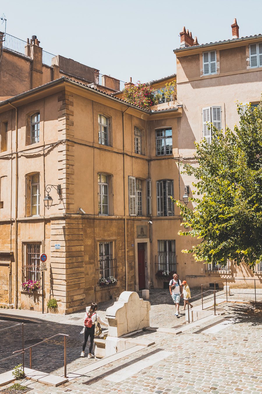 Découvrez Aix-en-Provence à pied! Flânez dans l'élégance provençale, où chaque rue respire l'histoire et l'art de vivre. 🌿✨ Couples, familles: laissez-vous captiver par le charme d'Aix, ville d'eau, ville d'art. En solo ou accompagné, déambulez entre fontaines et marchés colorés. Avec ces vacances en France, savourez l'essence même de la Provence. Prêt pour une escapade inoubliable? Cliquez ici pour les secrets d'Aix-en-Provence et créez votre itinéraire parfait pour un voyage en France !