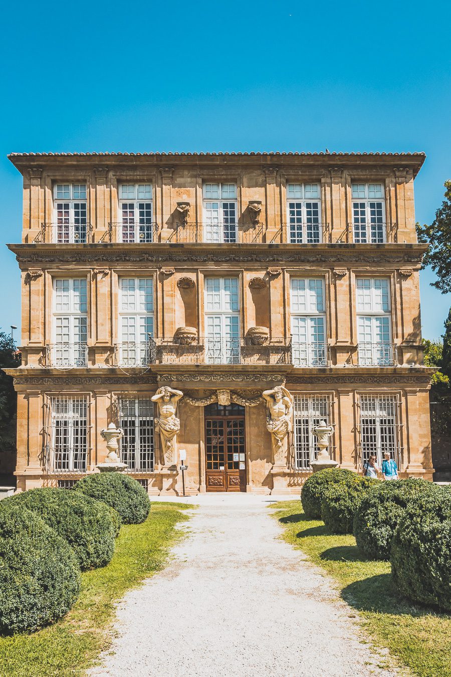 Découvrez Aix-en-Provence à pied! Flânez dans l'élégance provençale, où chaque rue respire l'histoire et l'art de vivre. 🌿✨ Couples, familles: laissez-vous captiver par le charme d'Aix, ville d'eau, ville d'art. En solo ou accompagné, déambulez entre fontaines et marchés colorés. Avec ces vacances en France, savourez l'essence même de la Provence. Prêt pour une escapade inoubliable? Cliquez ici pour les secrets d'Aix-en-Provence et créez votre itinéraire parfait pour un voyage en France !