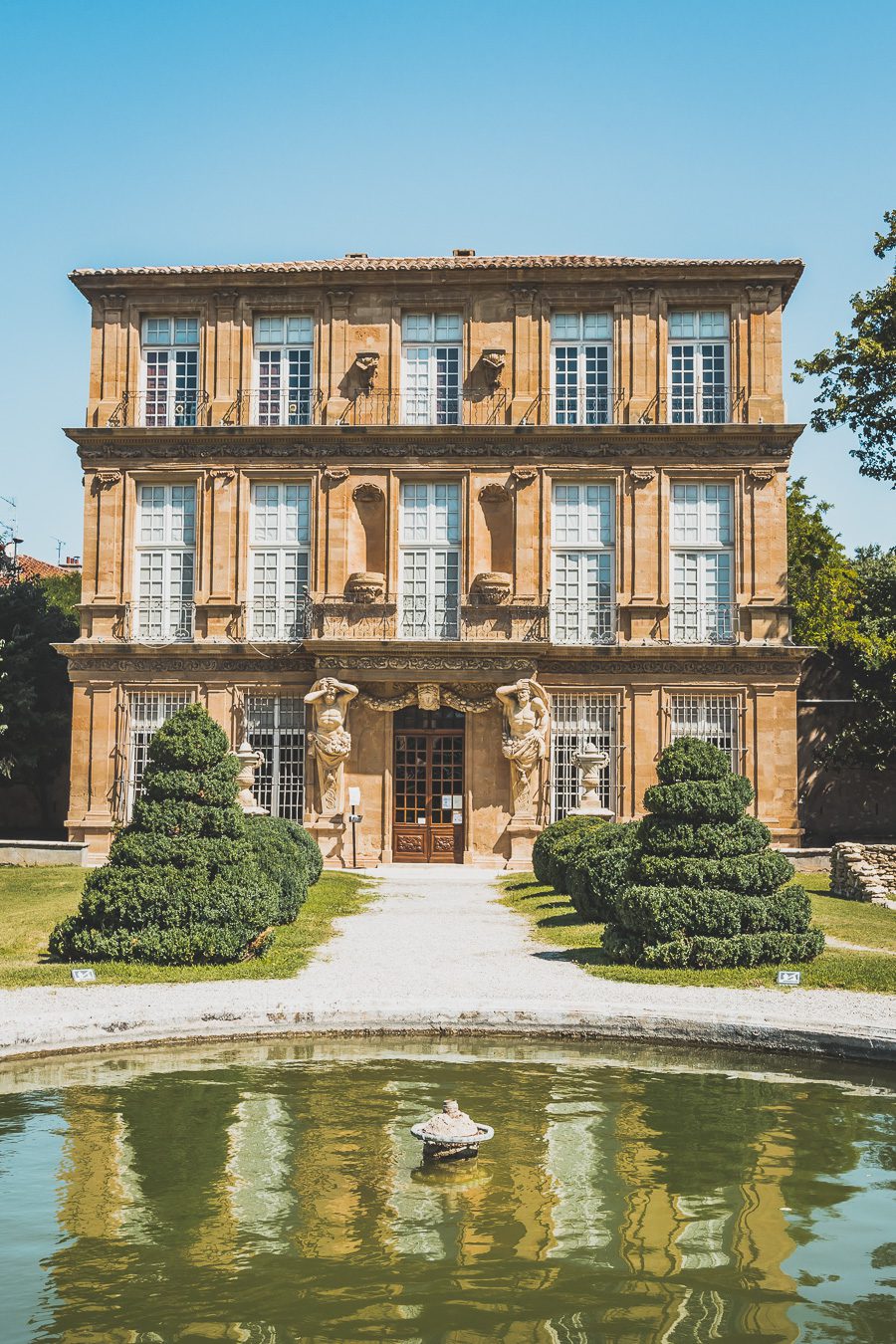 Découvrez Aix-en-Provence à pied! Flânez dans l'élégance provençale, où chaque rue respire l'histoire et l'art de vivre. 🌿✨ Couples, familles: laissez-vous captiver par le charme d'Aix, ville d'eau, ville d'art. En solo ou accompagné, déambulez entre fontaines et marchés colorés. Avec ces vacances en France, savourez l'essence même de la Provence. Prêt pour une escapade inoubliable? Cliquez ici pour les secrets d'Aix-en-Provence et créez votre itinéraire parfait pour un voyage en France !