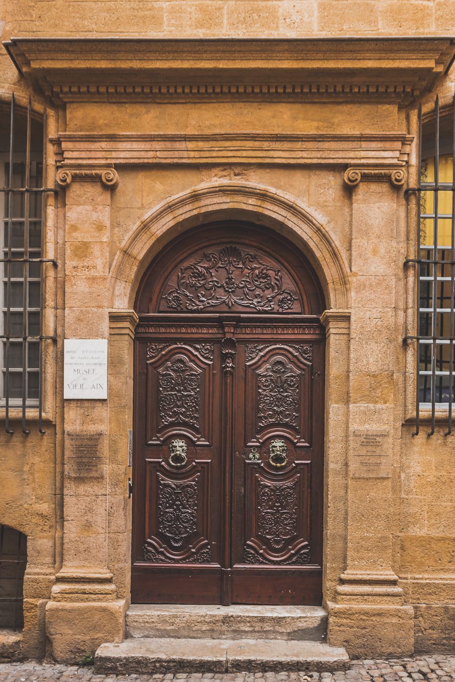 Découvrez Aix-en-Provence à pied! Flânez dans l'élégance provençale, où chaque rue respire l'histoire et l'art de vivre. 🌿✨ Couples, familles: laissez-vous captiver par le charme d'Aix, ville d'eau, ville d'art. En solo ou accompagné, déambulez entre fontaines et marchés colorés. Avec ces vacances en France, savourez l'essence même de la Provence. Prêt pour une escapade inoubliable? Cliquez ici pour les secrets d'Aix-en-Provence et créez votre itinéraire parfait pour un voyage en France !