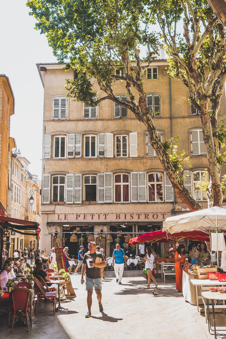 Découvrez Aix-en-Provence à pied! Flânez dans l'élégance provençale, où chaque rue respire l'histoire et l'art de vivre. 🌿✨ Couples, familles: laissez-vous captiver par le charme d'Aix, ville d'eau, ville d'art. En solo ou accompagné, déambulez entre fontaines et marchés colorés. Avec ces vacances en France, savourez l'essence même de la Provence. Prêt pour une escapade inoubliable? Cliquez ici pour les secrets d'Aix-en-Provence et créez votre itinéraire parfait pour un voyage en France !