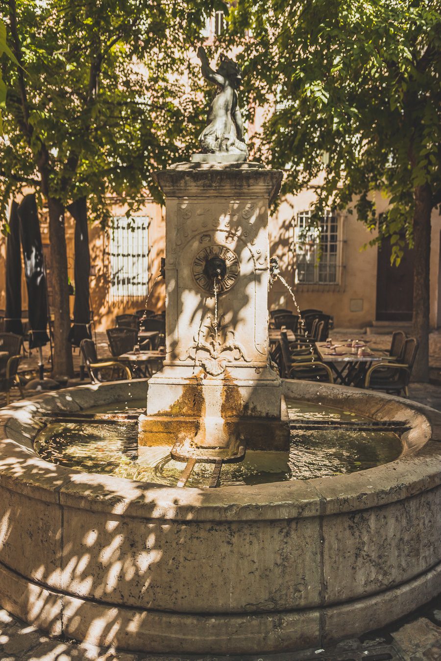 Découvrez Aix-en-Provence à pied! Flânez dans l'élégance provençale, où chaque rue respire l'histoire et l'art de vivre. 🌿✨ Couples, familles: laissez-vous captiver par le charme d'Aix, ville d'eau, ville d'art. En solo ou accompagné, déambulez entre fontaines et marchés colorés. Avec ces vacances en France, savourez l'essence même de la Provence. Prêt pour une escapade inoubliable? Cliquez ici pour les secrets d'Aix-en-Provence et créez votre itinéraire parfait pour un voyage en France !