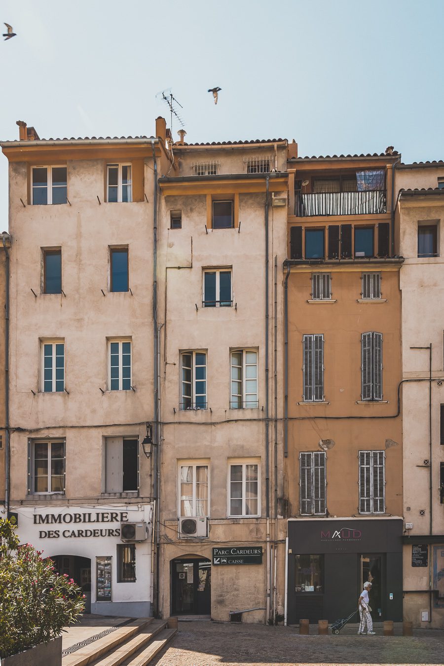 Découvrez Aix-en-Provence à pied! Flânez dans l'élégance provençale, où chaque rue respire l'histoire et l'art de vivre. 🌿✨ Couples, familles: laissez-vous captiver par le charme d'Aix, ville d'eau, ville d'art. En solo ou accompagné, déambulez entre fontaines et marchés colorés. Avec ces vacances en France, savourez l'essence même de la Provence. Prêt pour une escapade inoubliable? Cliquez ici pour les secrets d'Aix-en-Provence et créez votre itinéraire parfait pour un voyage en France !