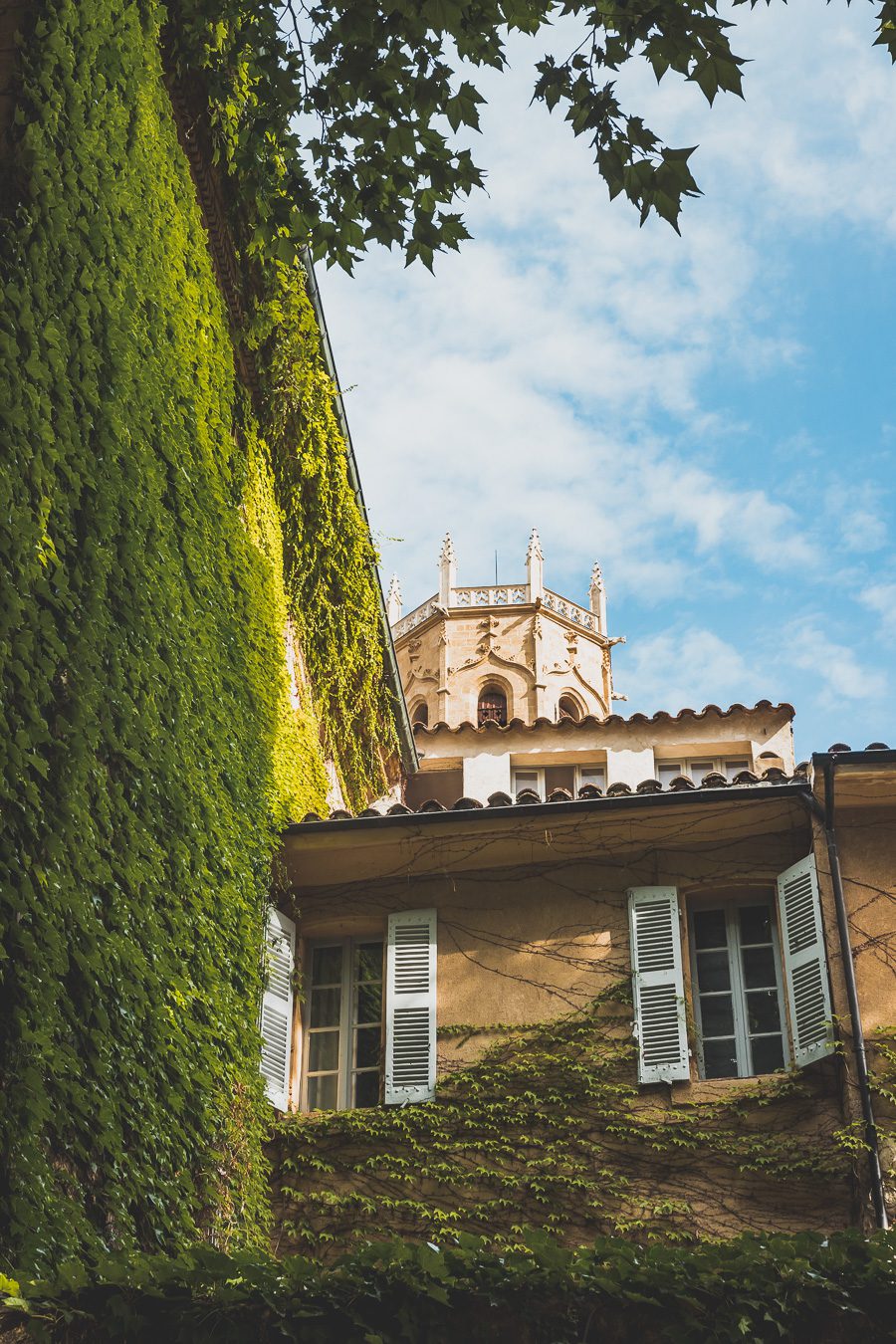 Découvrez Aix-en-Provence à pied! Flânez dans l'élégance provençale, où chaque rue respire l'histoire et l'art de vivre. 🌿✨ Couples, familles: laissez-vous captiver par le charme d'Aix, ville d'eau, ville d'art. En solo ou accompagné, déambulez entre fontaines et marchés colorés. Avec ces vacances en France, savourez l'essence même de la Provence. Prêt pour une escapade inoubliable? Cliquez ici pour les secrets d'Aix-en-Provence et créez votre itinéraire parfait pour un voyage en France !