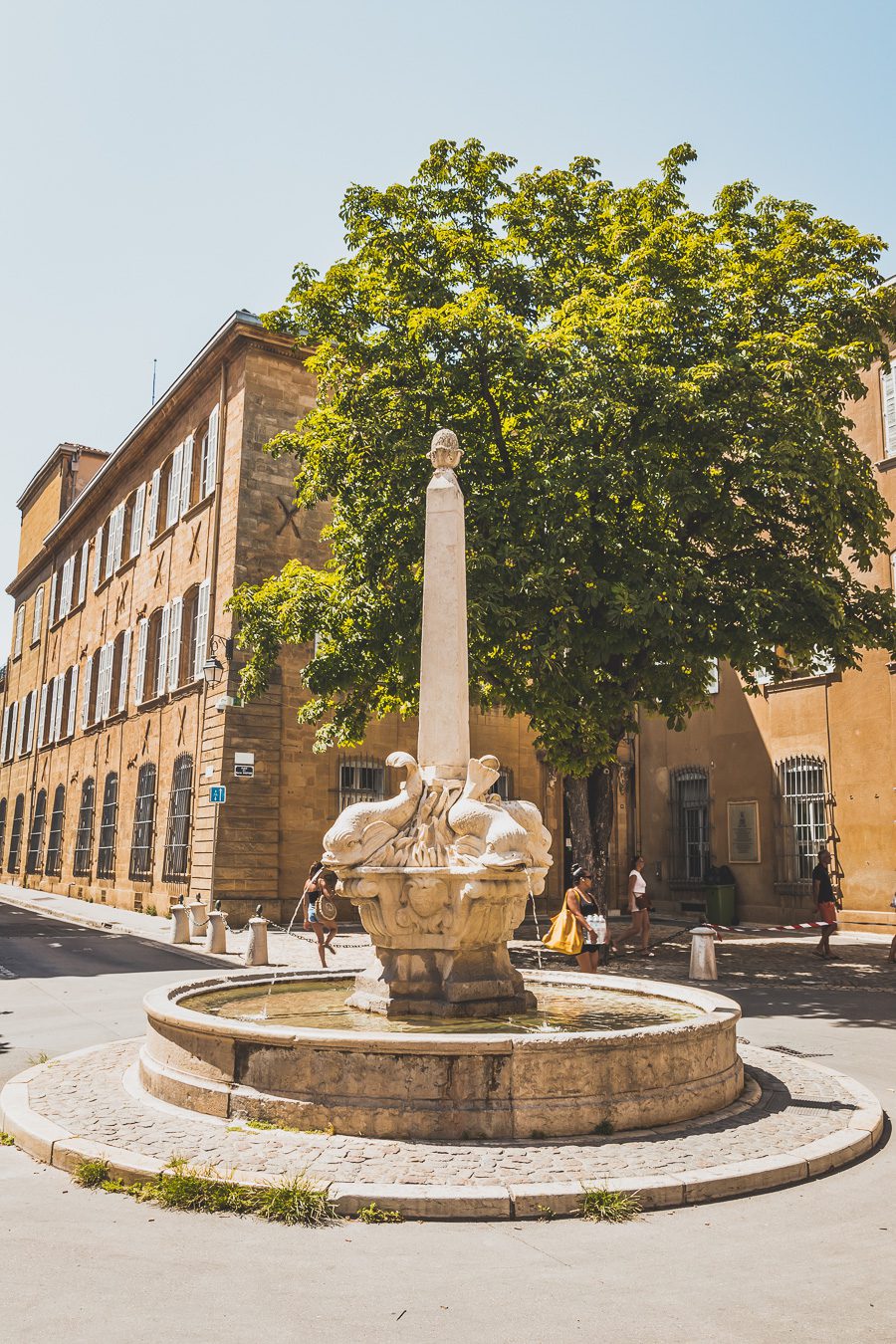 Découvrez Aix-en-Provence à pied! Flânez dans l'élégance provençale, où chaque rue respire l'histoire et l'art de vivre. 🌿✨ Couples, familles: laissez-vous captiver par le charme d'Aix, ville d'eau, ville d'art. En solo ou accompagné, déambulez entre fontaines et marchés colorés. Avec ces vacances en France, savourez l'essence même de la Provence. Prêt pour une escapade inoubliable? Cliquez ici pour les secrets d'Aix-en-Provence et créez votre itinéraire parfait pour un voyage en France !