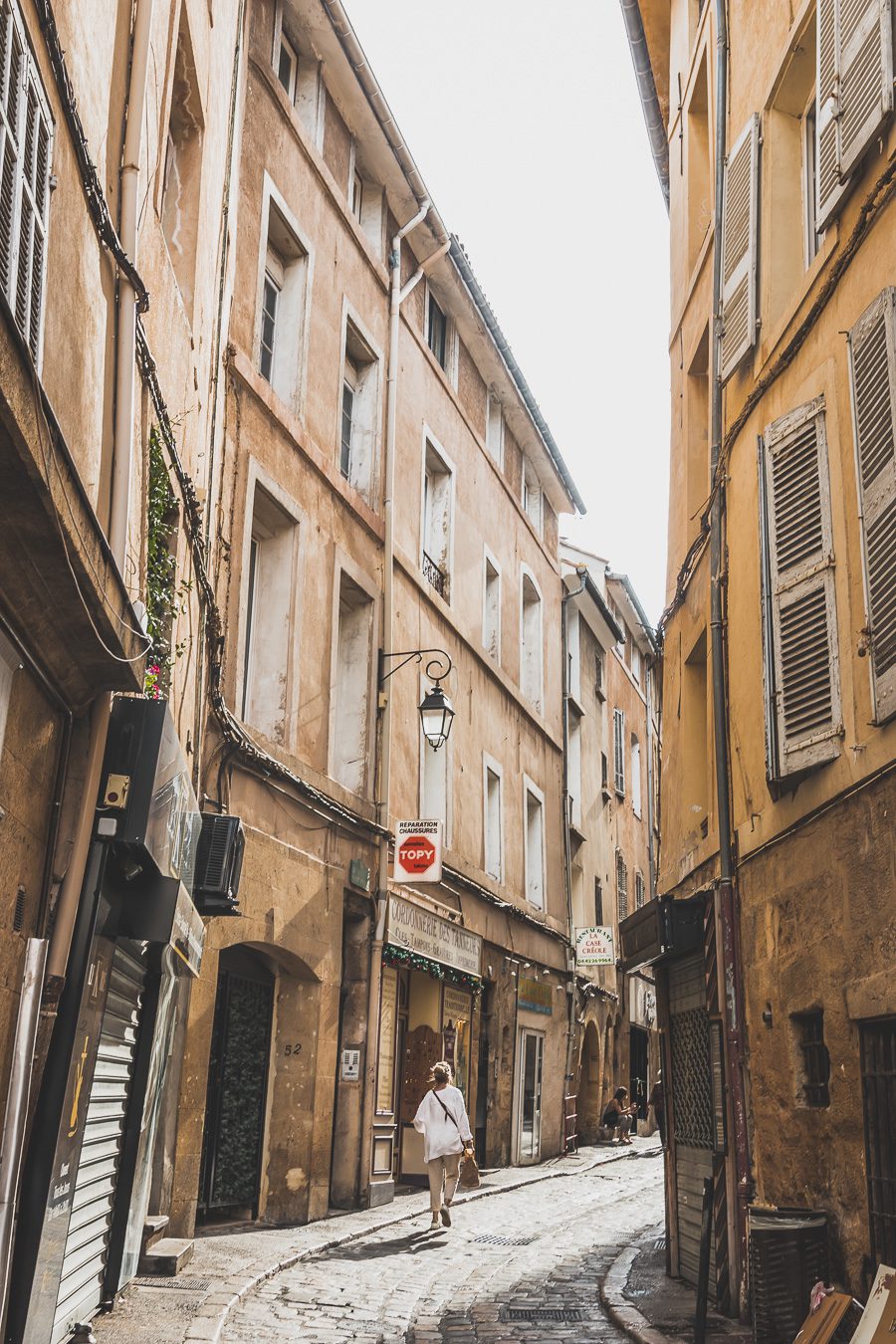 Découvrez Aix-en-Provence à pied! Flânez dans l'élégance provençale, où chaque rue respire l'histoire et l'art de vivre. 🌿✨ Couples, familles: laissez-vous captiver par le charme d'Aix, ville d'eau, ville d'art. En solo ou accompagné, déambulez entre fontaines et marchés colorés. Avec ces vacances en France, savourez l'essence même de la Provence. Prêt pour une escapade inoubliable? Cliquez ici pour les secrets d'Aix-en-Provence et créez votre itinéraire parfait pour un voyage en France !