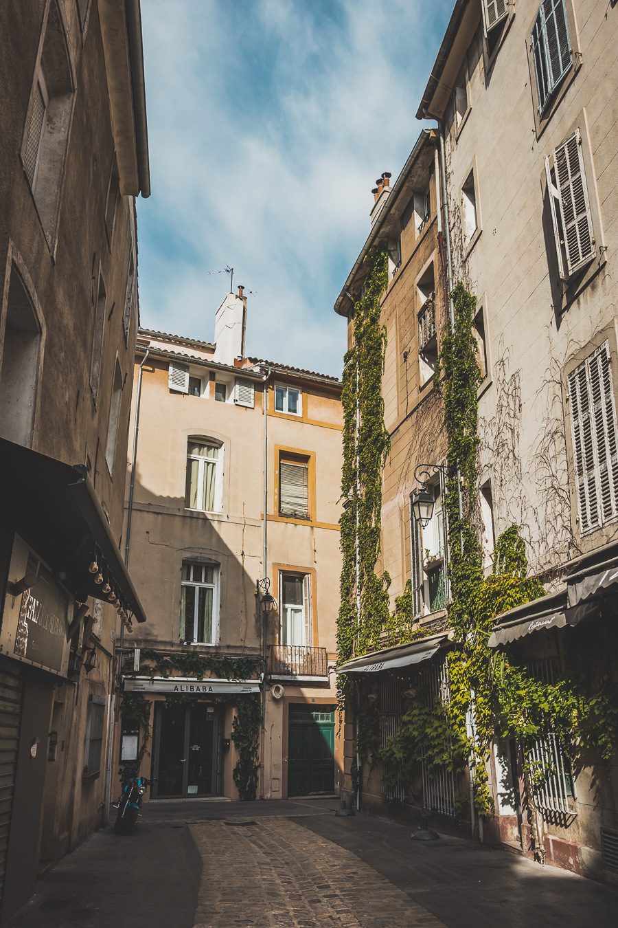 Découvrez Aix-en-Provence à pied! Flânez dans l'élégance provençale, où chaque rue respire l'histoire et l'art de vivre. 🌿✨ Couples, familles: laissez-vous captiver par le charme d'Aix, ville d'eau, ville d'art. En solo ou accompagné, déambulez entre fontaines et marchés colorés. Avec ces vacances en France, savourez l'essence même de la Provence. Prêt pour une escapade inoubliable? Cliquez ici pour les secrets d'Aix-en-Provence et créez votre itinéraire parfait pour un voyage en France !