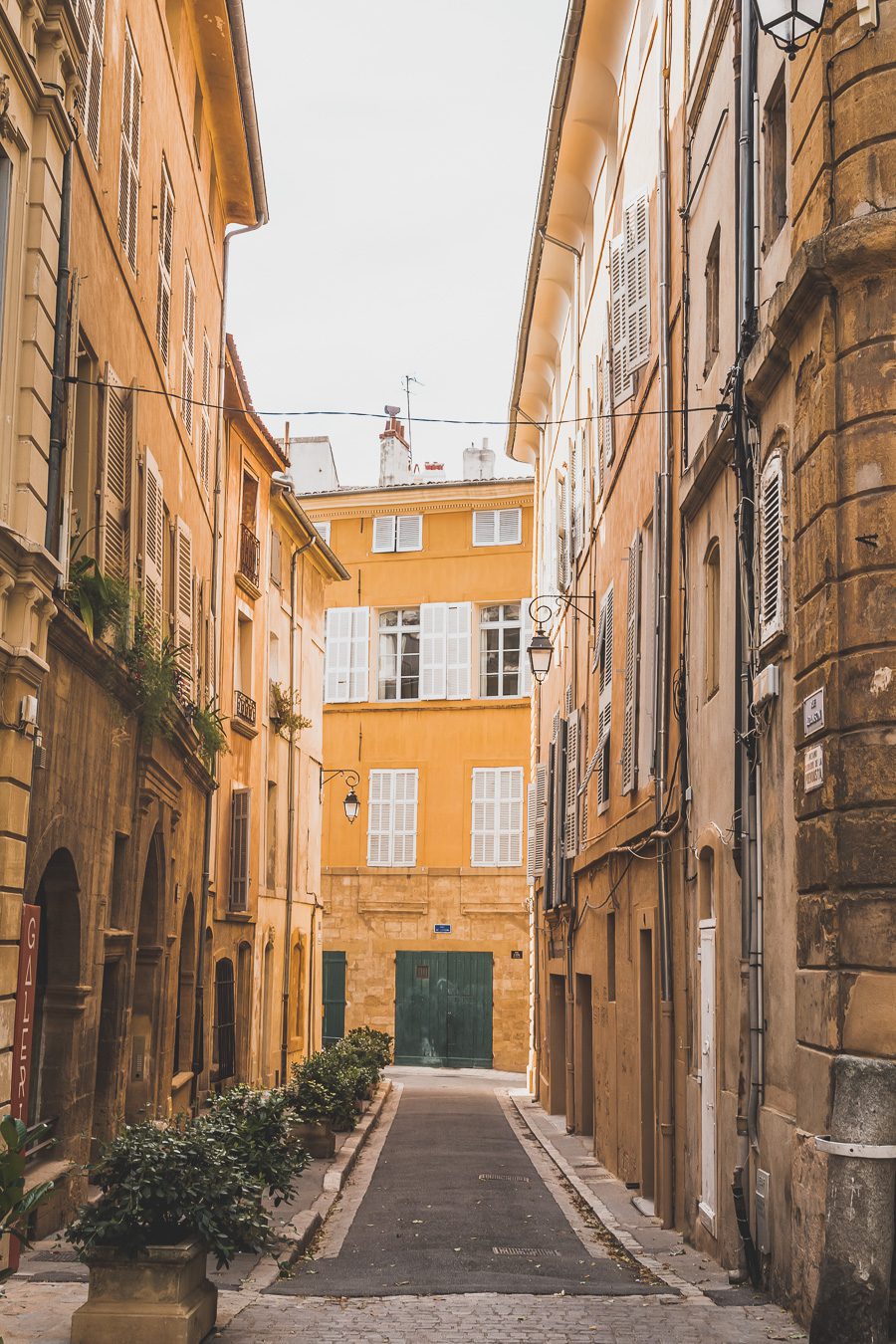 Découvrez Aix-en-Provence à pied! Flânez dans l'élégance provençale, où chaque rue respire l'histoire et l'art de vivre. 🌿✨ Couples, familles: laissez-vous captiver par le charme d'Aix, ville d'eau, ville d'art. En solo ou accompagné, déambulez entre fontaines et marchés colorés. Avec ces vacances en France, savourez l'essence même de la Provence. Prêt pour une escapade inoubliable? Cliquez ici pour les secrets d'Aix-en-Provence et créez votre itinéraire parfait pour un voyage en France !