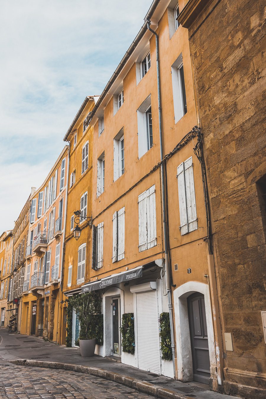 Découvrez Aix-en-Provence à pied! Flânez dans l'élégance provençale, où chaque rue respire l'histoire et l'art de vivre. 🌿✨ Couples, familles: laissez-vous captiver par le charme d'Aix, ville d'eau, ville d'art. En solo ou accompagné, déambulez entre fontaines et marchés colorés. Avec ces vacances en France, savourez l'essence même de la Provence. Prêt pour une escapade inoubliable? Cliquez ici pour les secrets d'Aix-en-Provence et créez votre itinéraire parfait pour un voyage en France !