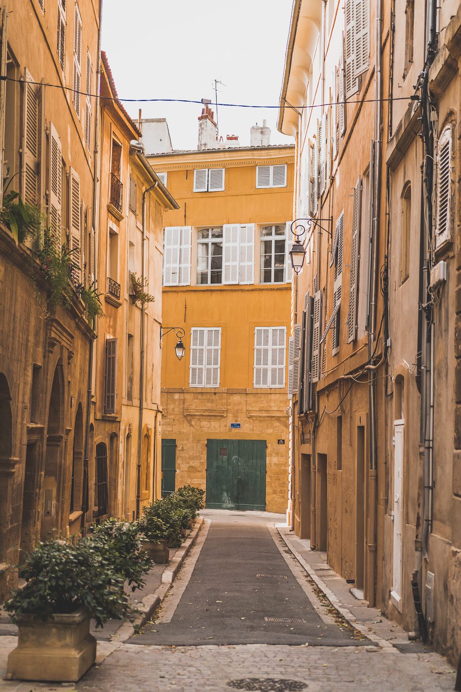 Découvrez Aix-en-Provence à pied! Flânez dans l'élégance provençale, où chaque rue respire l'histoire et l'art de vivre. 🌿✨ Couples, familles: laissez-vous captiver par le charme d'Aix, ville d'eau, ville d'art. En solo ou accompagné, déambulez entre fontaines et marchés colorés. Avec ces vacances en France, savourez l'essence même de la Provence. Prêt pour une escapade inoubliable? Cliquez ici pour les secrets d'Aix-en-Provence et créez votre itinéraire parfait pour un voyage en France !