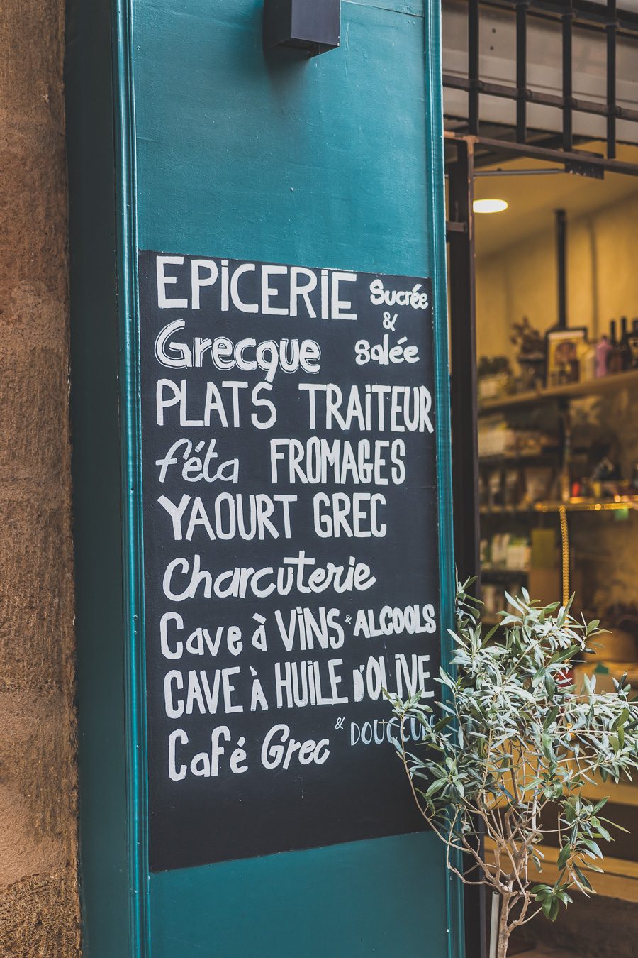 Découvrez Aix-en-Provence à pied! Flânez dans l'élégance provençale, où chaque rue respire l'histoire et l'art de vivre. 🌿✨ Couples, familles: laissez-vous captiver par le charme d'Aix, ville d'eau, ville d'art. En solo ou accompagné, déambulez entre fontaines et marchés colorés. Avec ces vacances en France, savourez l'essence même de la Provence. Prêt pour une escapade inoubliable? Cliquez ici pour les secrets d'Aix-en-Provence et créez votre itinéraire parfait pour un voyage en France !