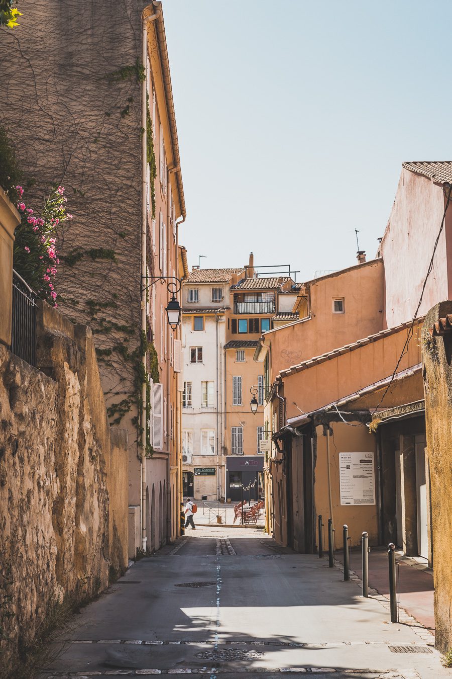 Découvrez Aix-en-Provence à pied! Flânez dans l'élégance provençale, où chaque rue respire l'histoire et l'art de vivre. 🌿✨ Couples, familles: laissez-vous captiver par le charme d'Aix, ville d'eau, ville d'art. En solo ou accompagné, déambulez entre fontaines et marchés colorés. Avec ces vacances en France, savourez l'essence même de la Provence. Prêt pour une escapade inoubliable? Cliquez ici pour les secrets d'Aix-en-Provence et créez votre itinéraire parfait pour un voyage en France !