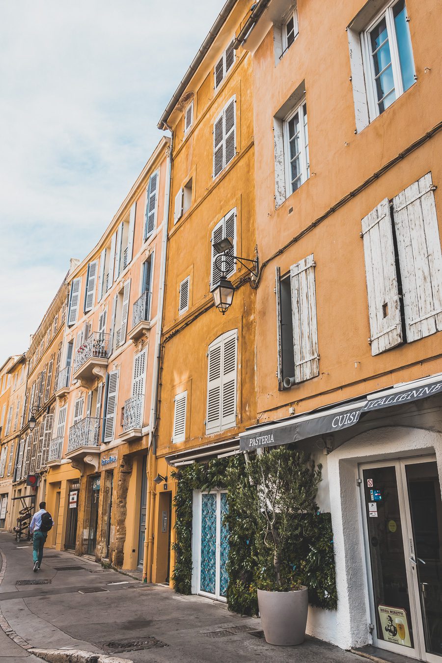 Découvrez Aix-en-Provence à pied! Flânez dans l'élégance provençale, où chaque rue respire l'histoire et l'art de vivre. 🌿✨ Couples, familles: laissez-vous captiver par le charme d'Aix, ville d'eau, ville d'art. En solo ou accompagné, déambulez entre fontaines et marchés colorés. Avec ces vacances en France, savourez l'essence même de la Provence. Prêt pour une escapade inoubliable? Cliquez ici pour les secrets d'Aix-en-Provence et créez votre itinéraire parfait pour un voyage en France !