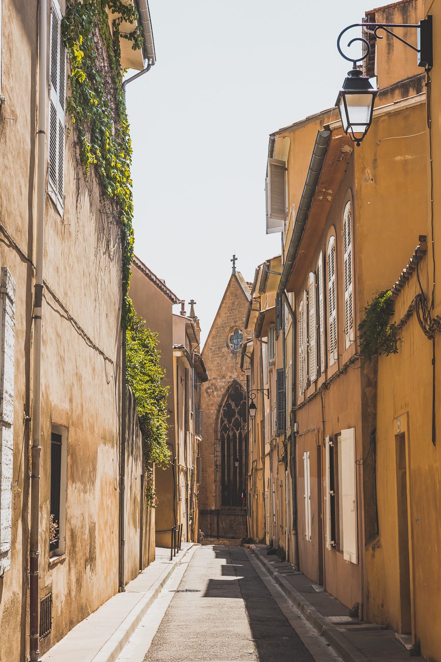 Découvrez Aix-en-Provence à pied! Flânez dans l'élégance provençale, où chaque rue respire l'histoire et l'art de vivre. 🌿✨ Couples, familles: laissez-vous captiver par le charme d'Aix, ville d'eau, ville d'art. En solo ou accompagné, déambulez entre fontaines et marchés colorés. Avec ces vacances en France, savourez l'essence même de la Provence. Prêt pour une escapade inoubliable? Cliquez ici pour les secrets d'Aix-en-Provence et créez votre itinéraire parfait pour un voyage en France !