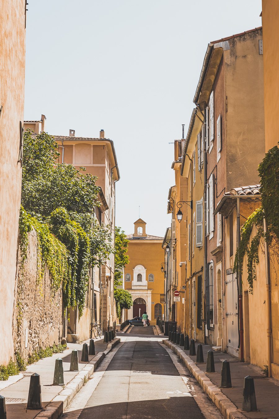 Découvrez Aix-en-Provence à pied! Flânez dans l'élégance provençale, où chaque rue respire l'histoire et l'art de vivre. 🌿✨ Couples, familles: laissez-vous captiver par le charme d'Aix, ville d'eau, ville d'art. En solo ou accompagné, déambulez entre fontaines et marchés colorés. Avec ces vacances en France, savourez l'essence même de la Provence. Prêt pour une escapade inoubliable? Cliquez ici pour les secrets d'Aix-en-Provence et créez votre itinéraire parfait pour un voyage en France !