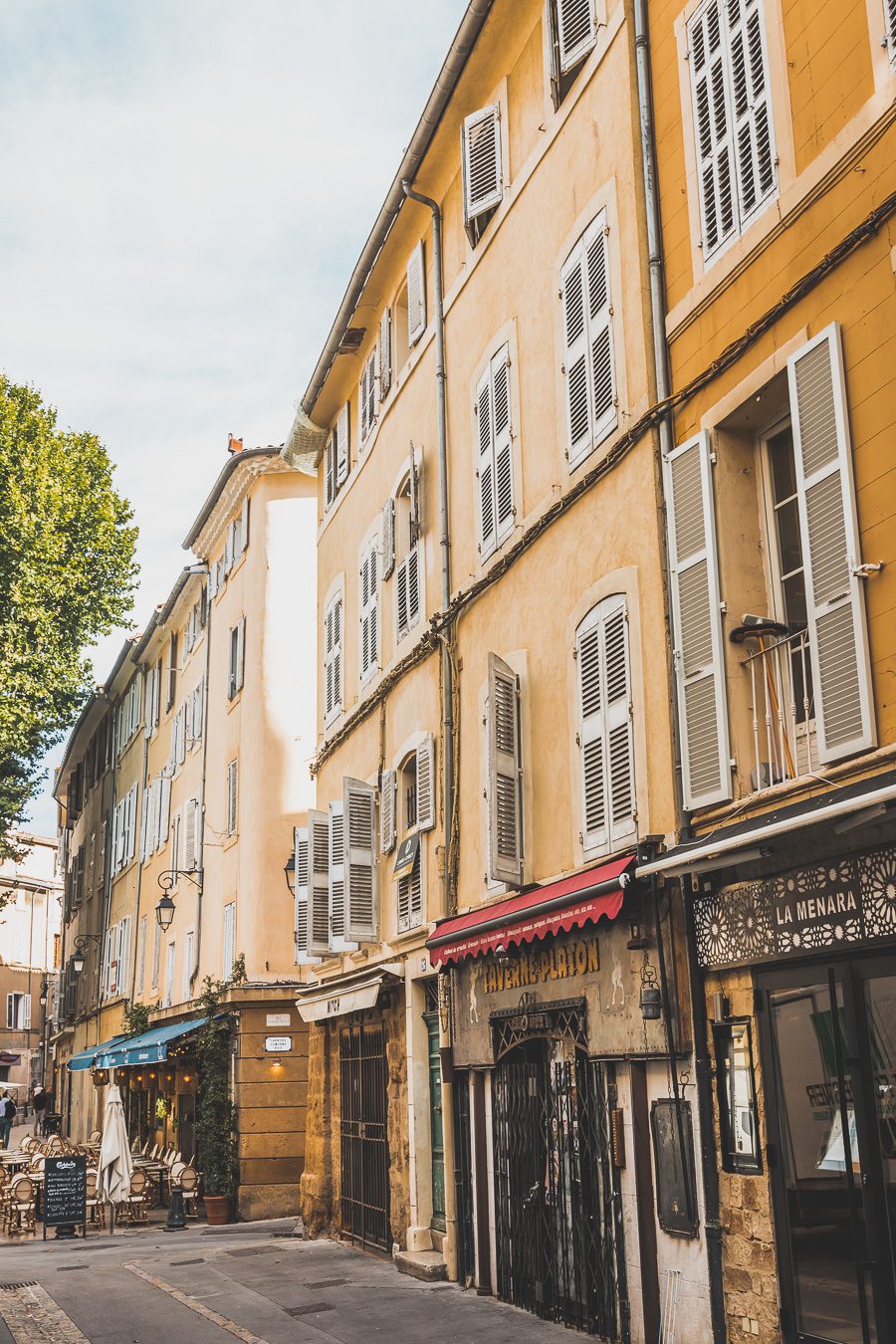 Découvrez Aix-en-Provence à pied! Flânez dans l'élégance provençale, où chaque rue respire l'histoire et l'art de vivre. 🌿✨ Couples, familles: laissez-vous captiver par le charme d'Aix, ville d'eau, ville d'art. En solo ou accompagné, déambulez entre fontaines et marchés colorés. Avec ces vacances en France, savourez l'essence même de la Provence. Prêt pour une escapade inoubliable? Cliquez ici pour les secrets d'Aix-en-Provence et créez votre itinéraire parfait pour un voyage en France !