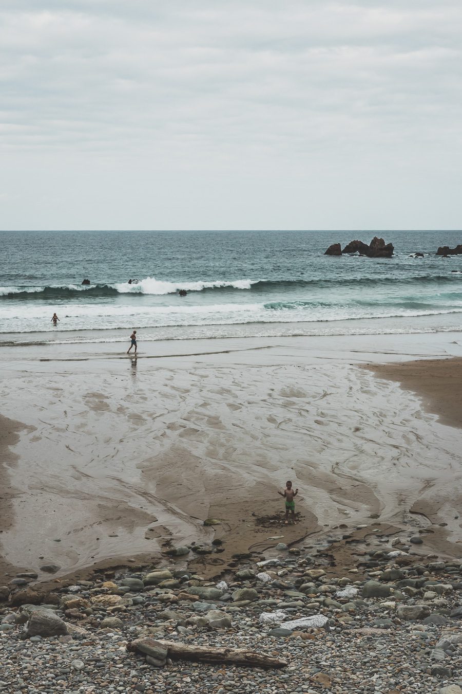 Partez à l'aventure dans le nord de l'Espagne en van et découvrez les trésors des Asturies et de la Cantabrie. Entre paysages spectaculaires et villages pittoresques, chaque kilomètre parcouru promet une découverte. Vivez l'expérience d'un road trip authentique, où l'histoire et la nature se rejoignent pour offrir des souvenirs inoubliables. Que vous voyagiez en couple, en famille ou entre amis, cette escapade vous promet des moments d'émerveillement. Partez maintenant en Espagne en van. 