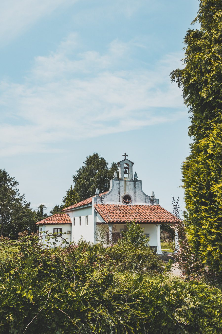 Partez à l'aventure dans le nord de l'Espagne en van et découvrez les trésors des Asturies et de la Cantabrie. Entre paysages spectaculaires et villages pittoresques, chaque kilomètre parcouru promet une découverte. Vivez l'expérience d'un road trip authentique, où l'histoire et la nature se rejoignent pour offrir des souvenirs inoubliables. Que vous voyagiez en couple, en famille ou entre amis, cette escapade vous promet des moments d'émerveillement. Partez maintenant en Espagne en van. 