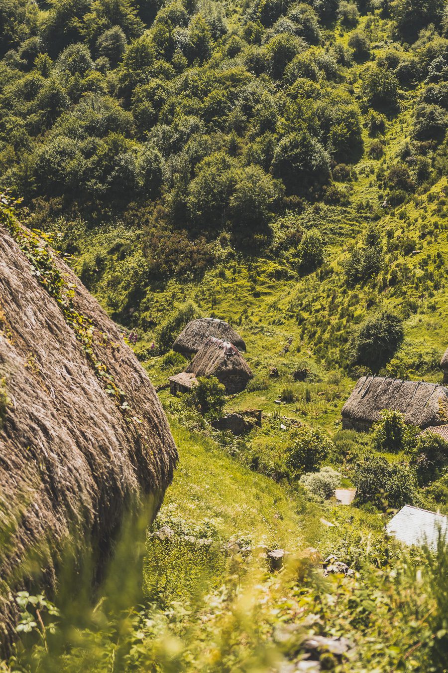 Partez à la découverte d'un paradis naturel : le Parc Naturel de Somiedo dans les Asturies. Plongez dans des paysages époustouflants, entre montagnes majestueuses et vallées verdoyantes. Une aventure inoubliable vous attend. Explorez ce joyau naturel lors d'un road trip en van à travers les Asturies dans le Nord de l'Espagne et faites de belles randonnées. 