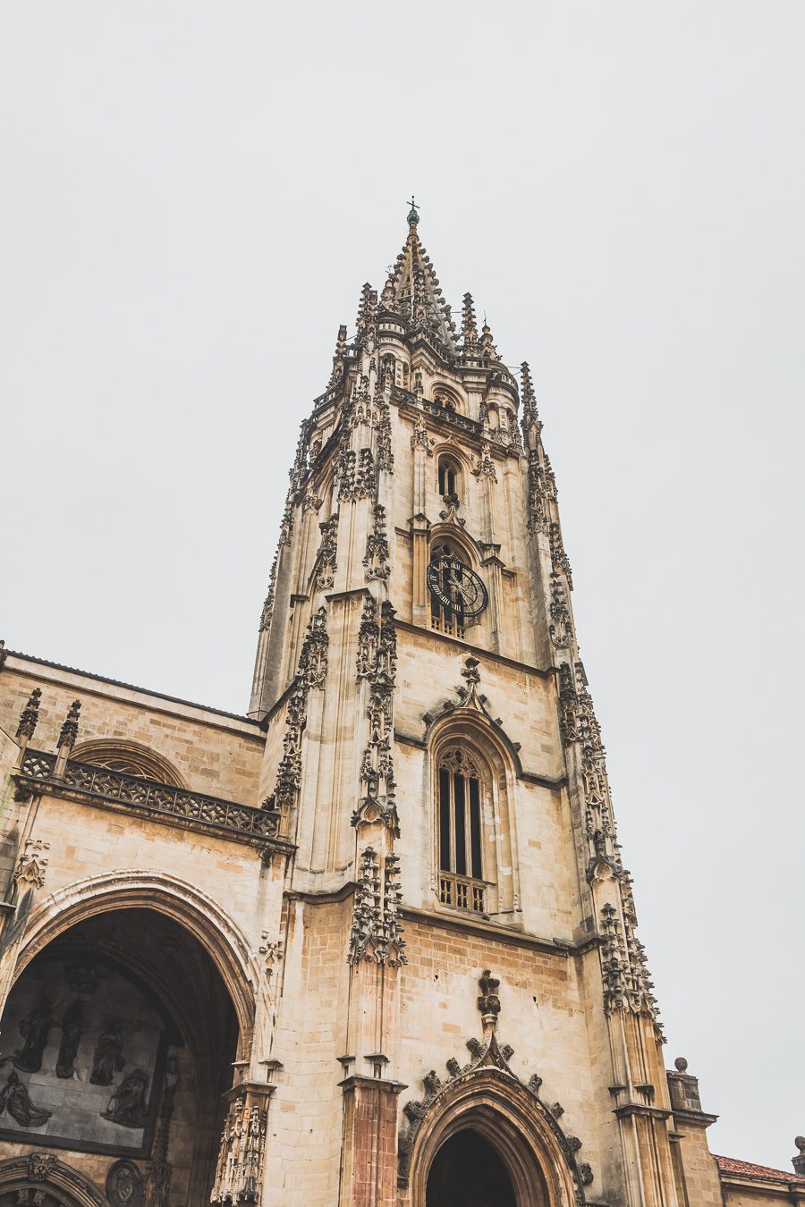 Explorez Oviedo, perle de l'Espagne du Nord, entre tradition et modernité. Flânez dans ses ruelles chargées d'histoire, délectez-vous de sa cuisine... Que vous voyagiez en couple, en famille ou entre amis, Oviedo promet des expériences uniques. C'est une étape sympa lors d'un road trip en van en Espagne. Partez donc à la découverte de ce trésor espagnol. L'aventure vous attend, cliquez pour avoir des conseils utiles.