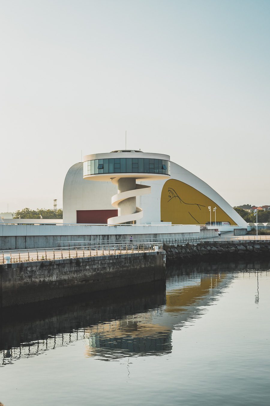 Explorez Aviles en Espagne, une ville des Asturies. Allez au Centre Niemeyer, passez du bon temps au pont Saint-Sébastien. Vivez un été en Espagne, entre traditions locales et aventures modernes. Réservez votre escapade et laissez-vous séduire par le nord de l'Espagne. Les Asturies en Espagne vous attendent !