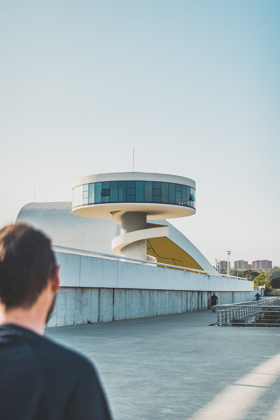 Explorez Aviles en Espagne, une ville des Asturies. Allez au Centre Niemeyer, passez du bon temps au pont Saint-Sébastien. Vivez un été en Espagne, entre traditions locales et aventures modernes. Réservez votre escapade et laissez-vous séduire par le nord de l'Espagne. Les Asturies en Espagne vous attendent !